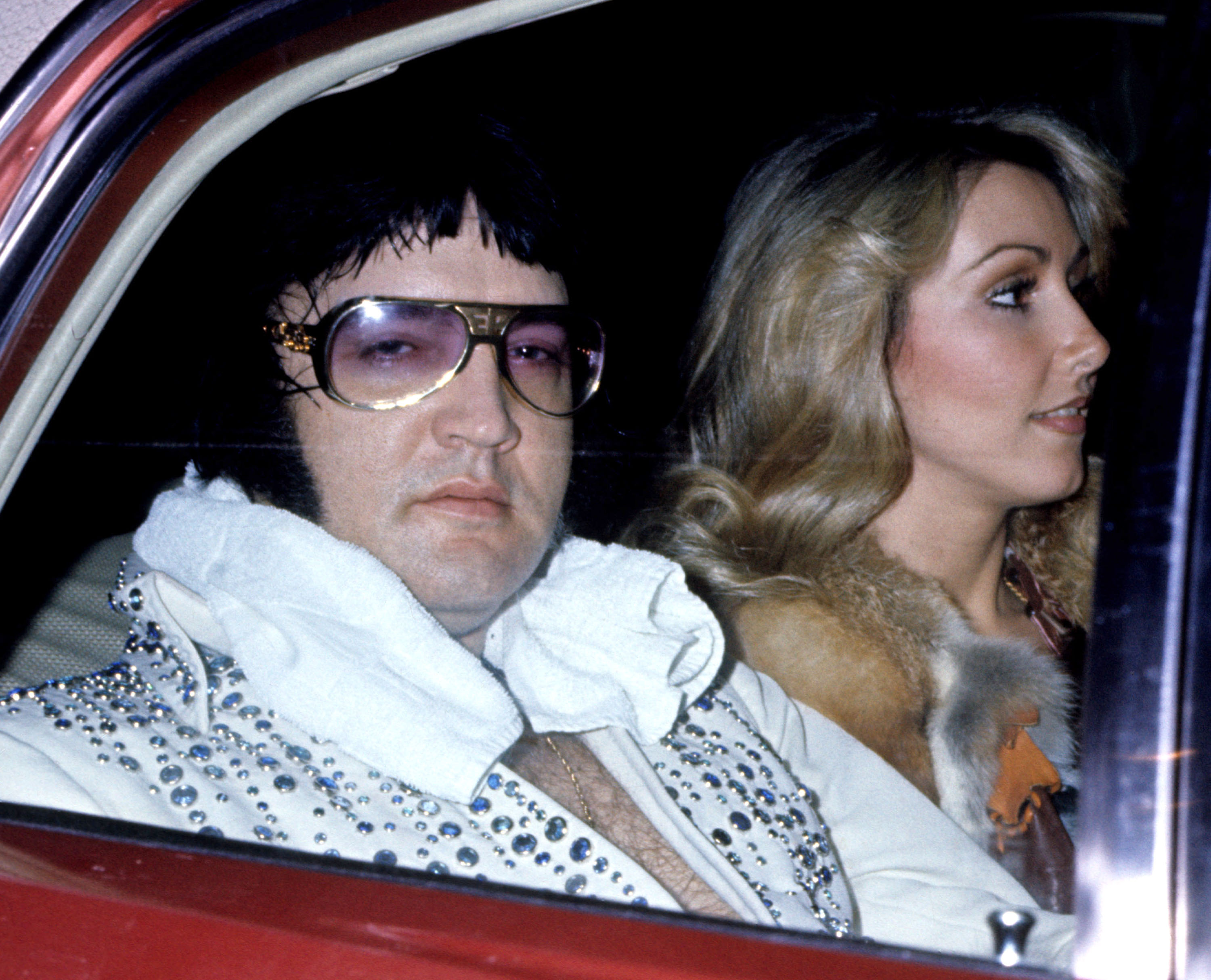 Elvis Presley con Linda Thompson, una de sus últimas novias. El último Elvis tenía mal estado físico, abusaba de las drogas legales, no se cuidaba con las comidas y sus presentaciones en vivo habían decrecido en calidad (Tom Wargacki/WireImage)
