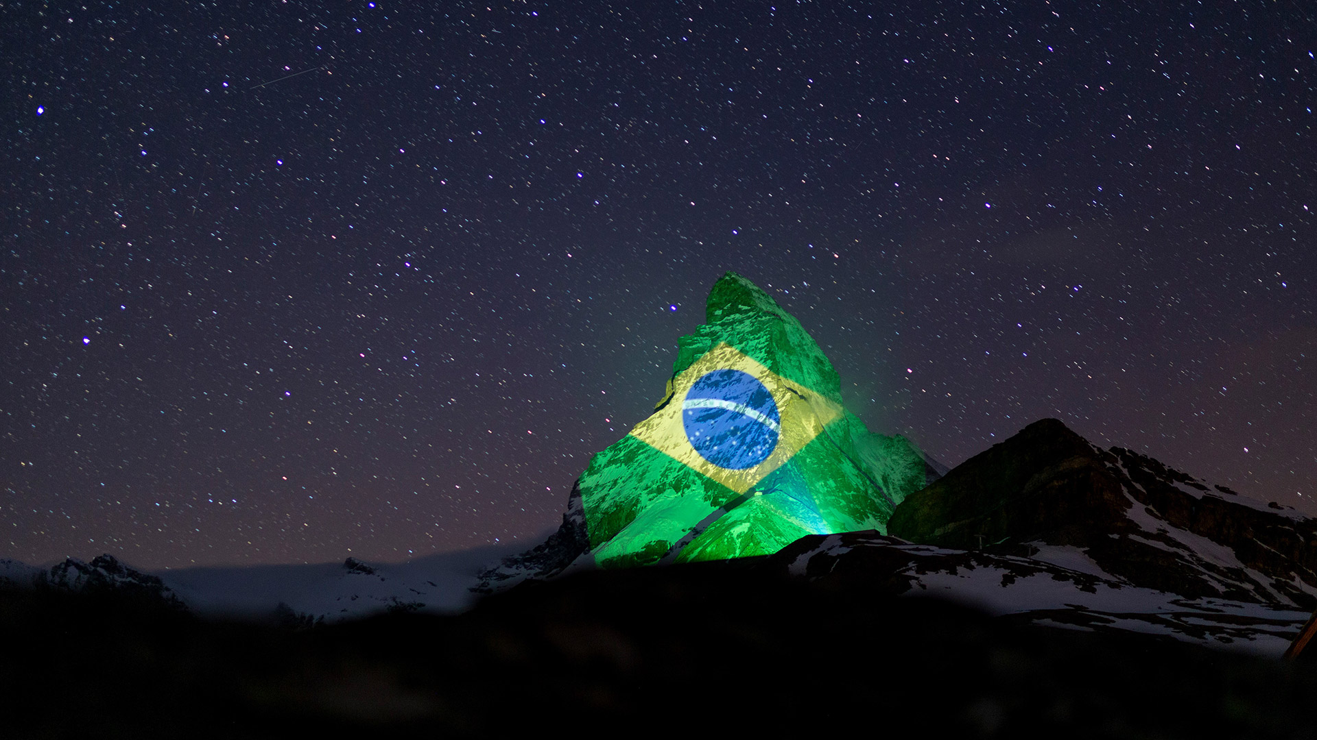 La montaña suiza también iluminada con la bandera de Brasil 