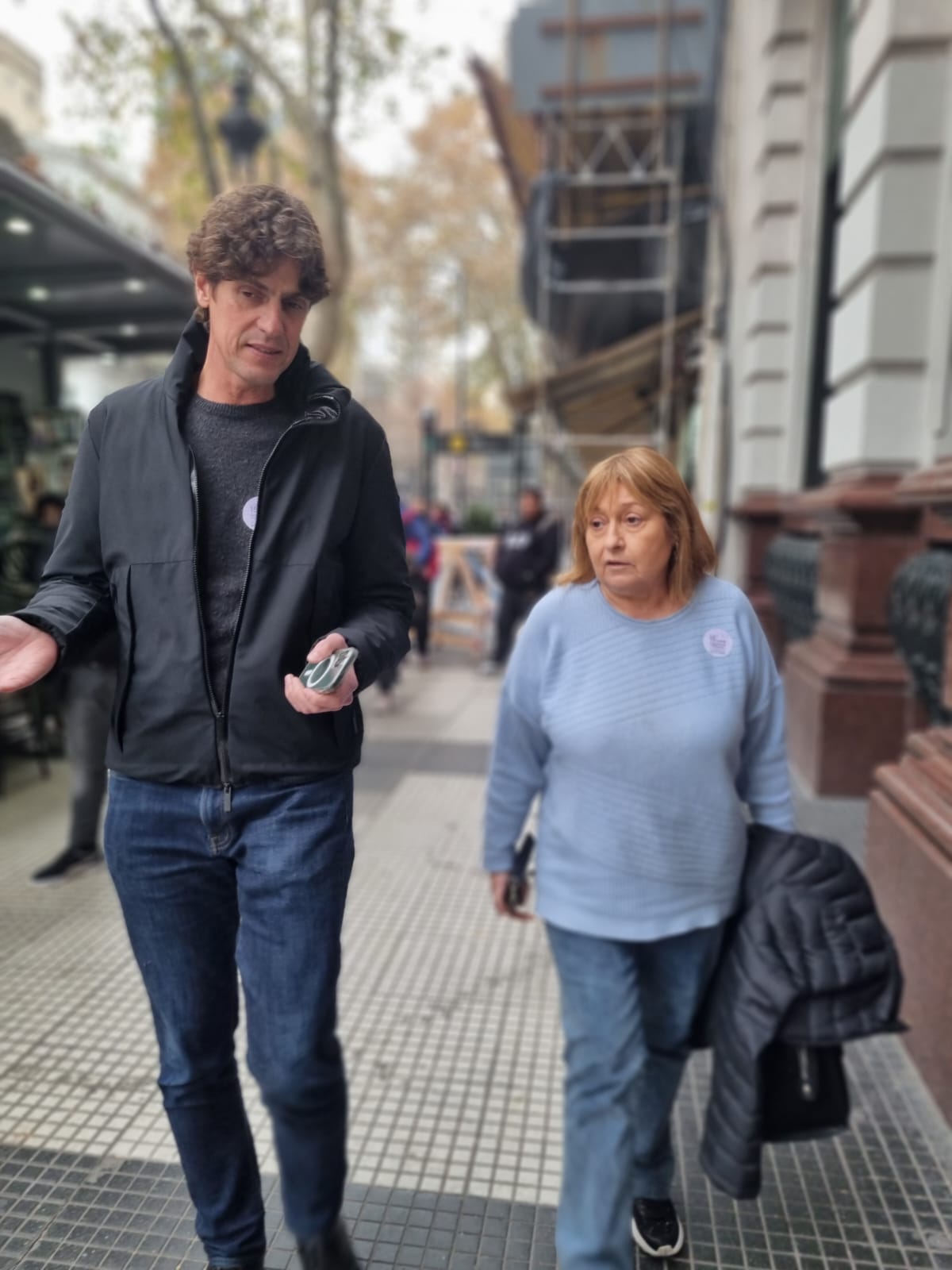 Ocaña y Lousteau, al llegar a la Casa de Cultura de la ciudad de Buenos Aires