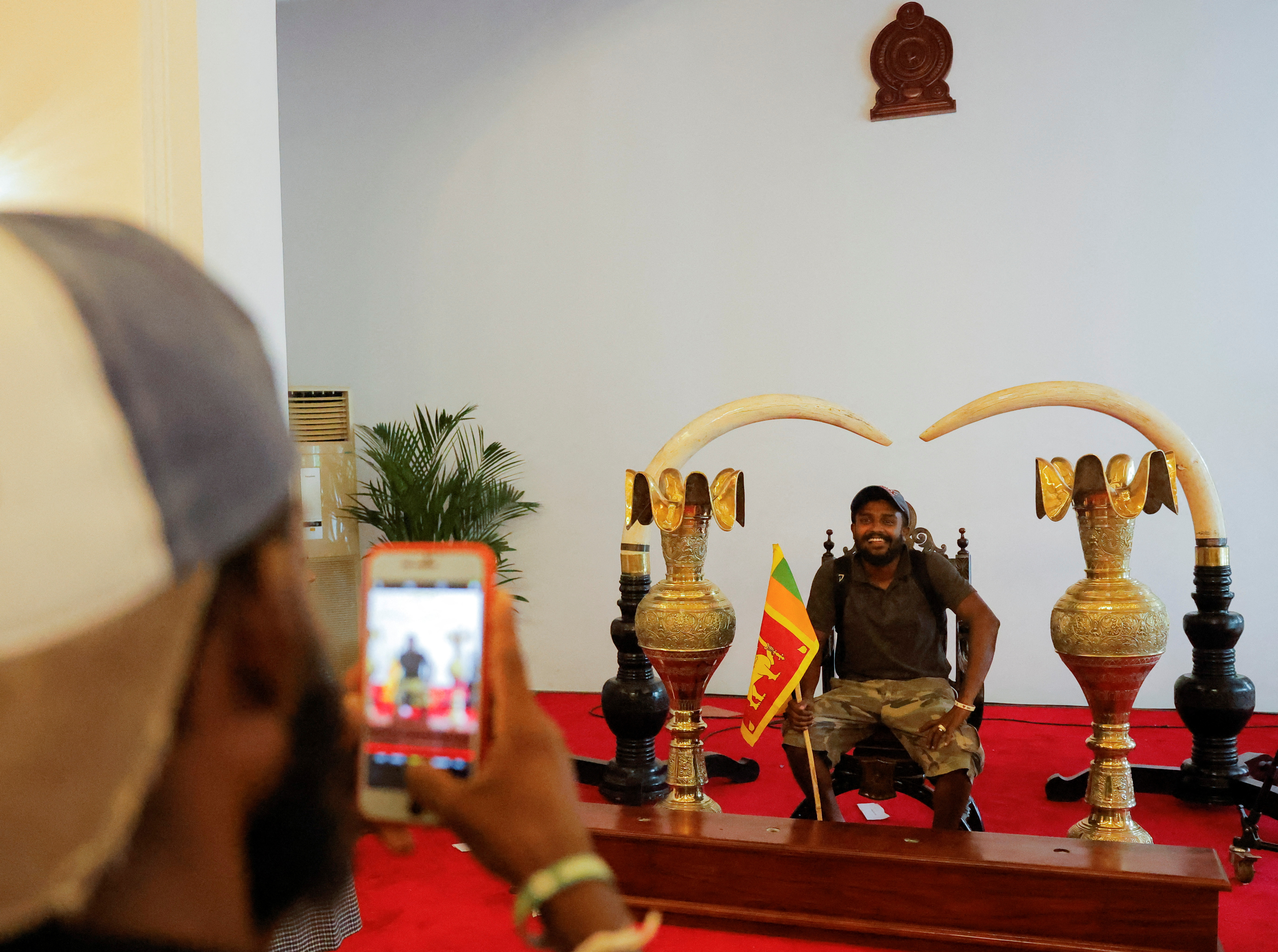 Un manifestante posa en uno de los sitios icónicos de la residencia del presidente Gotabaya Rajapaksa (REUTERS/Dinuka Liyanawatte)