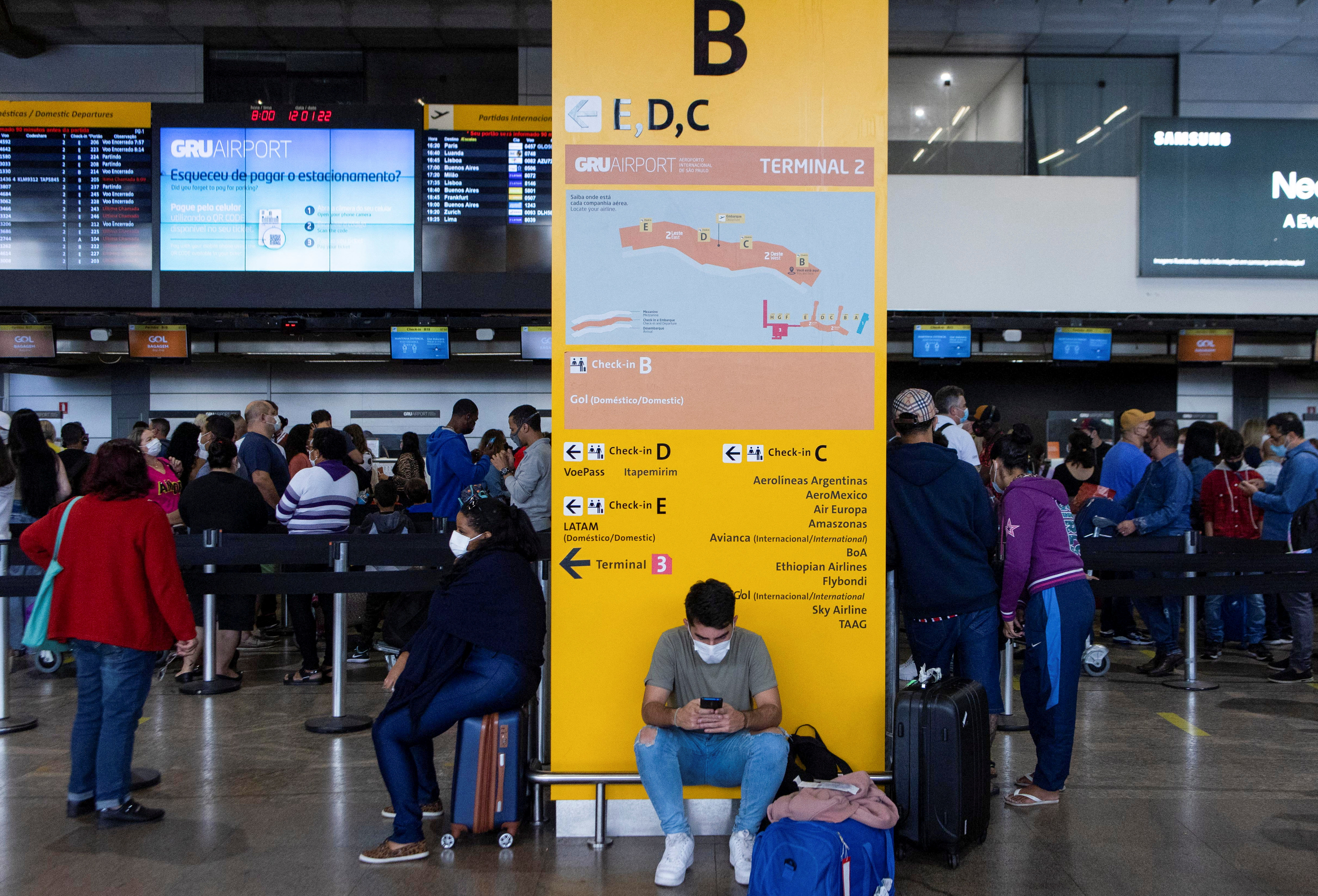Pasajeros con mascarillas en el aeropuerto de Guarulhos, San Pablo (REUTERS/Roosevelt Cassio)