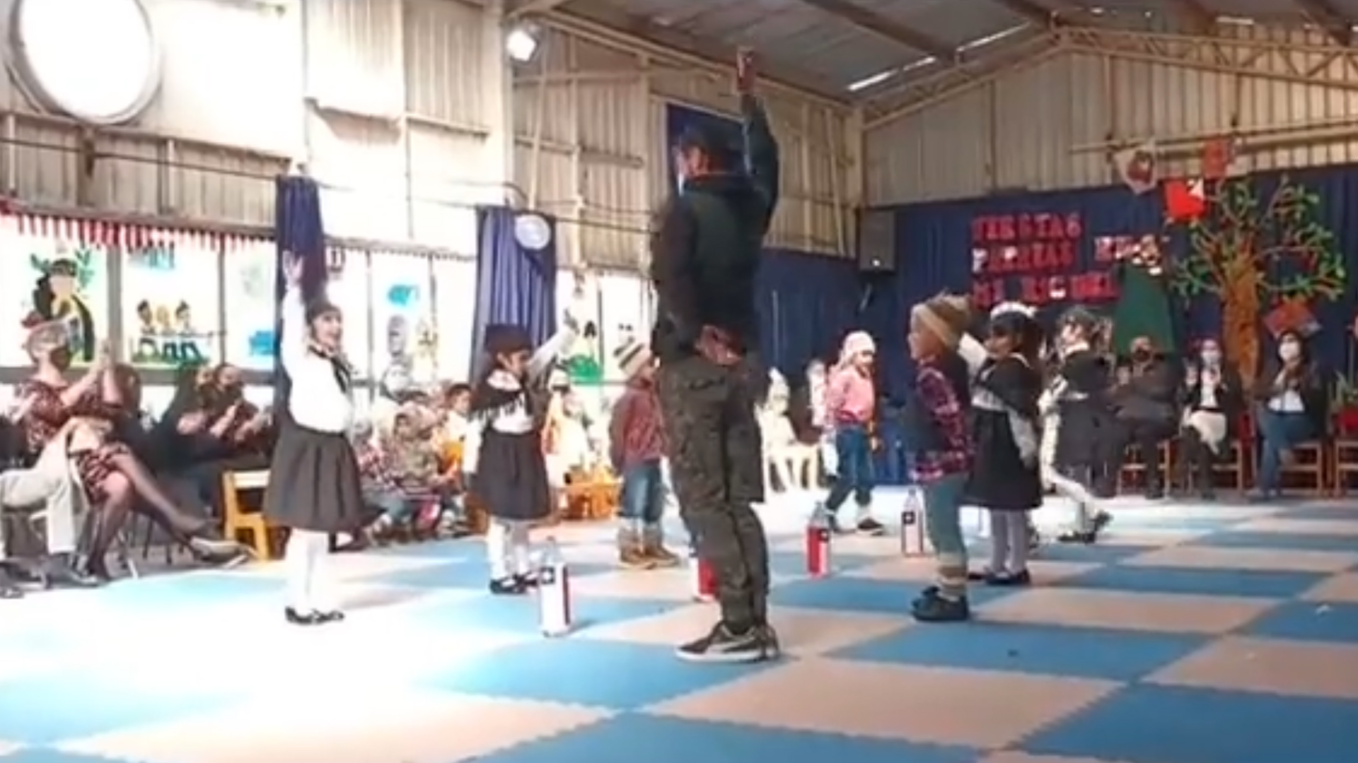 El baile con aros de unos padres para sorprender a sus hijas que se hace  viral