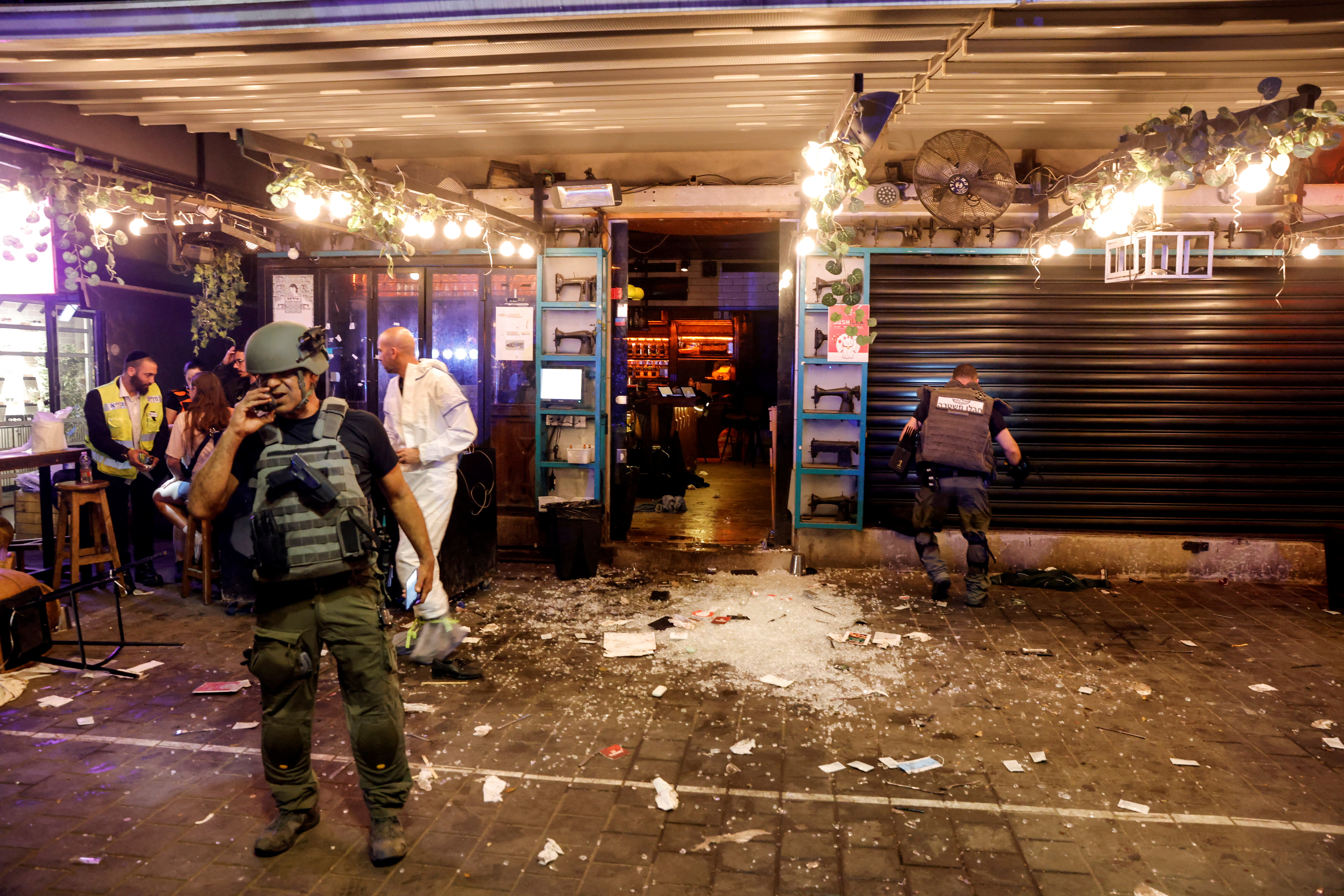 Personal de seguridad y rescate israelí trabaja junto a la entrada de un restaurante luego de un incidente en Tel Aviv, Israel, 7 de abril de 2022. REUTERS/Moti Milrod 