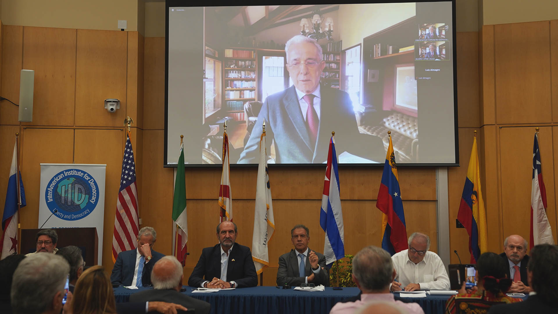 El ex presidente de Colombia, Álvaro Uribe, participó del foro "Derecha e izquierda en el Siglo XXI" (Nachomartinfilms)