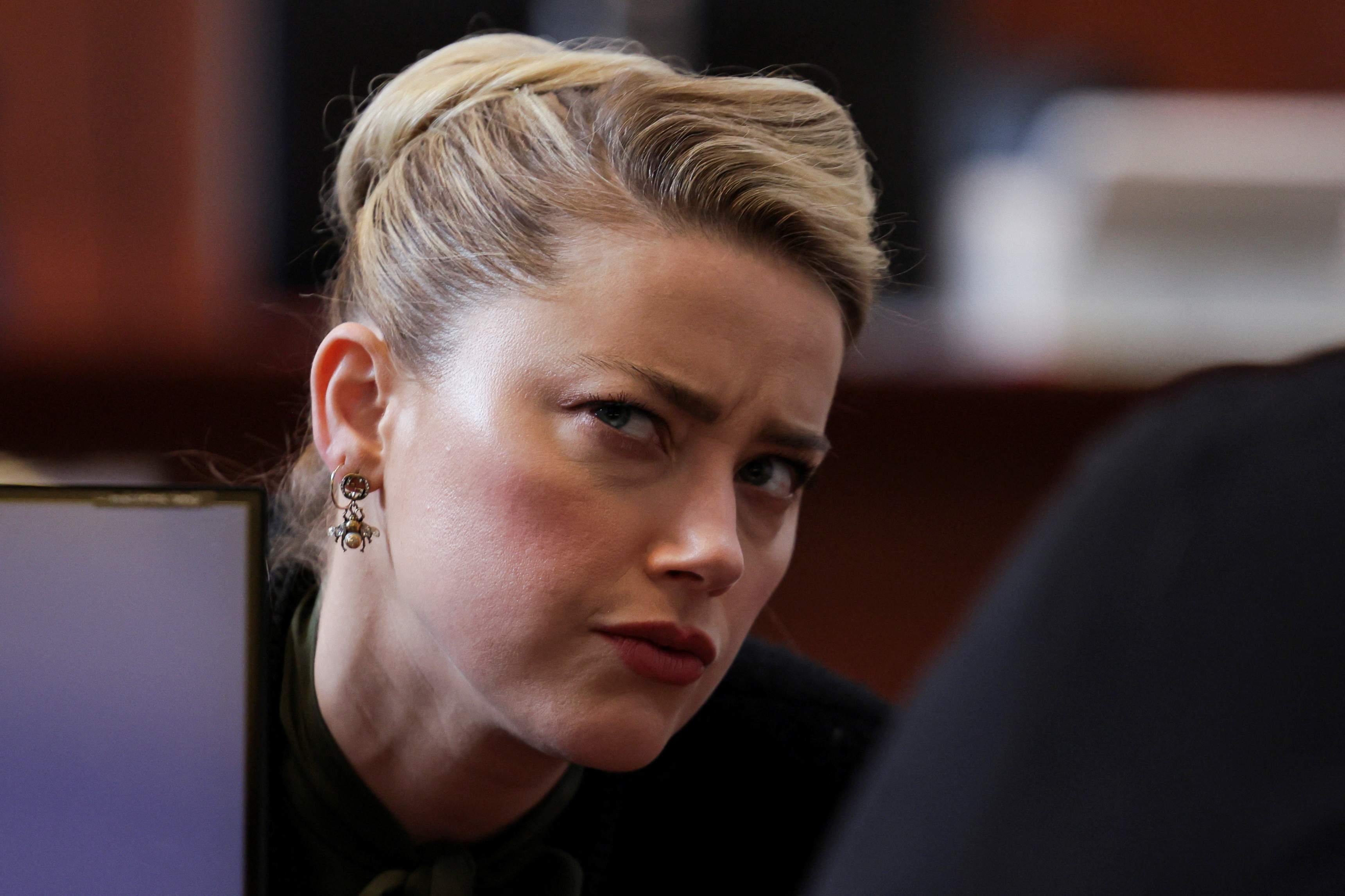 La actriz Amber Heard reacciona en la sala del tribunal durante el caso de difamación del actor y su ex marido Johnny Depp contra ella, en el Tribunal de Circuito del Condado de Fairfax, Virginia, este 25 de mayo de 2022 (Reuters)