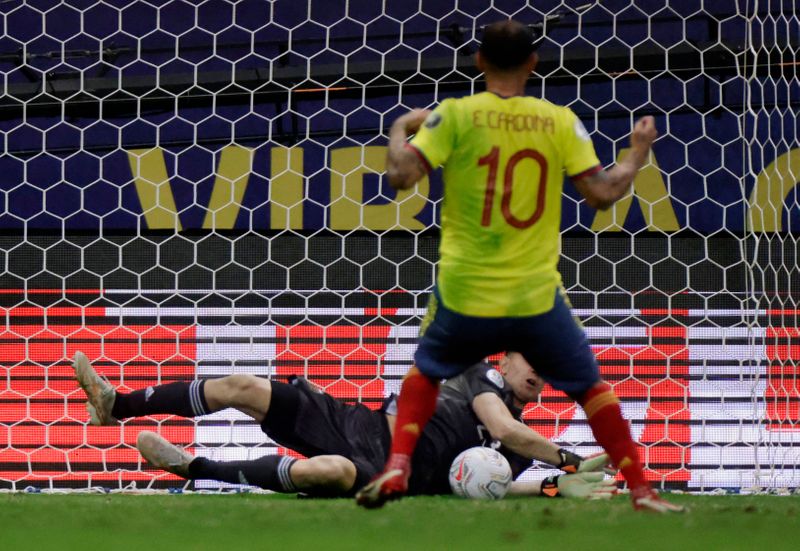 En la Copa América 2021, con los penales atajados a Colombia, el Dibu empezó a meterse con fuerza en los corazones argentinos. REUTERS/Ueslei Marcelino