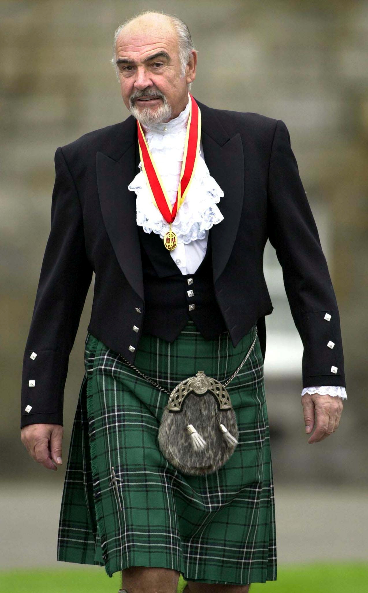 Sir Sean Connery, vestido con un traje de montaña, después de ser formalmente nombrado caballero por la Reina Isabel de Inglaterra en el Palacio de Holyrood en Edimburgo el 5 de julio de 2000