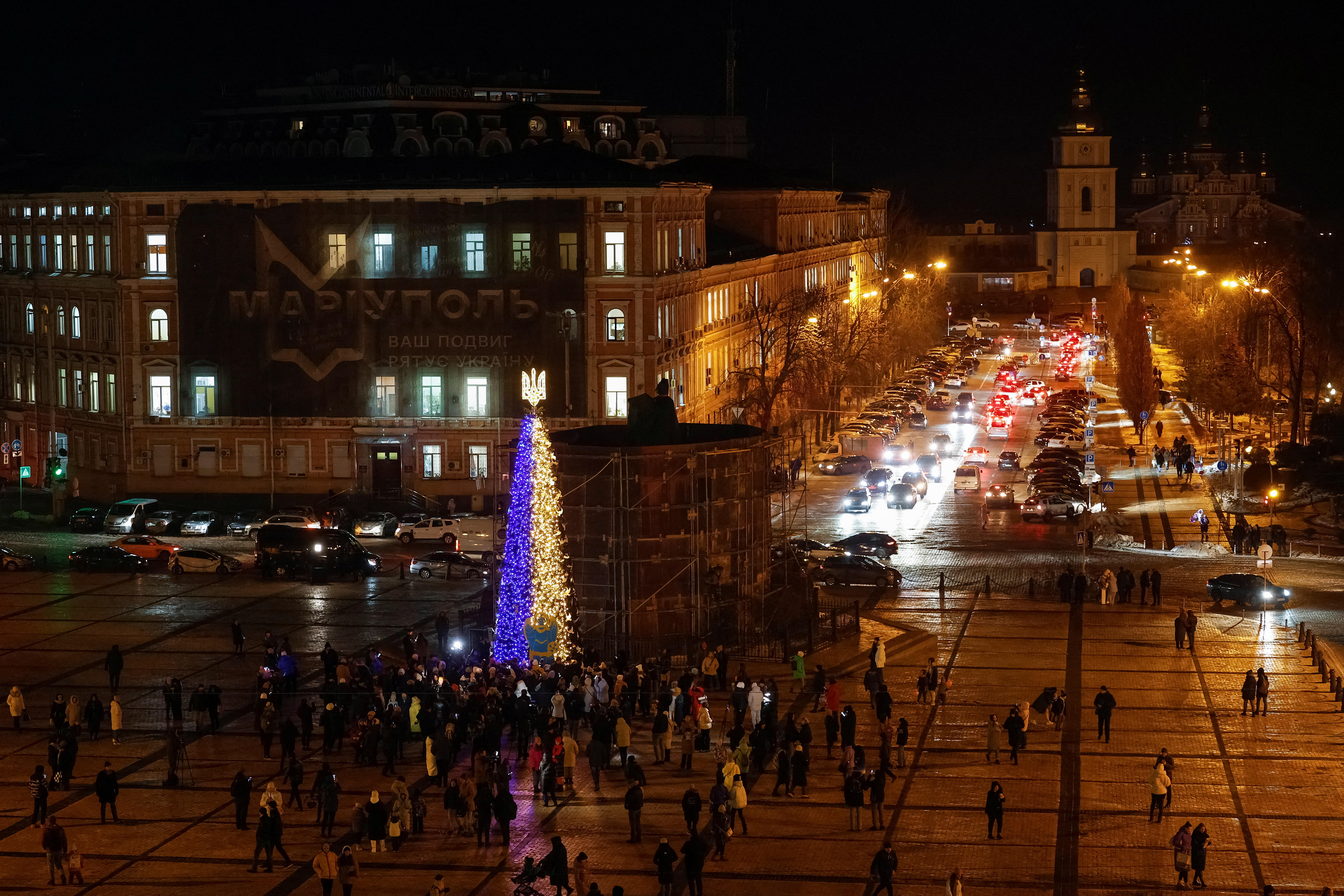  Las luces del abeto se iluminan gracias a un generador diésel y se utilizaron adornos de otros años. (REUTERS/Valentyn Ogirenko)