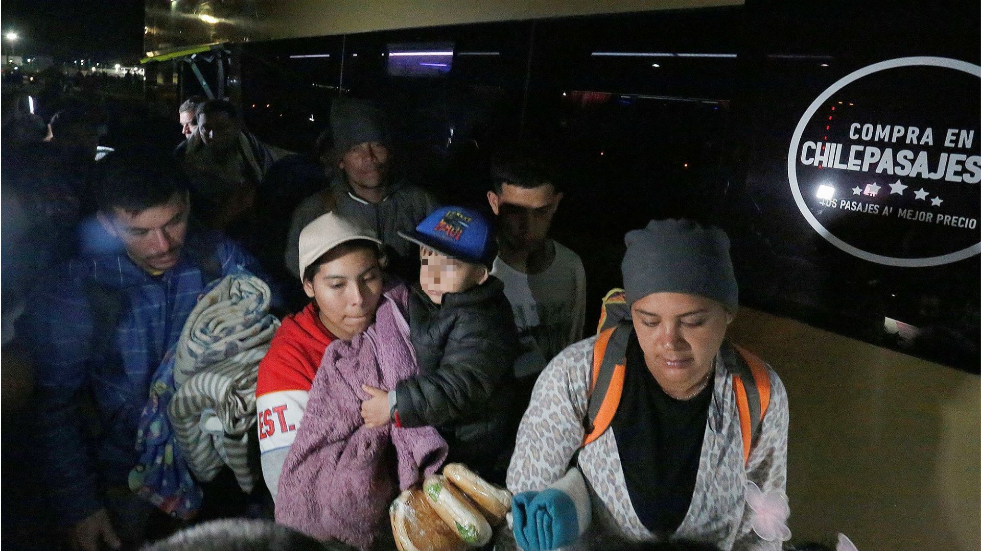 120 extranjeros fueron trasladados desde la frontera peruana hasta Arica para abordar vuelo humanitario