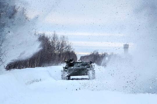 Un vehículo blindado de transporte de tropas circula por una carretera nevada durante los ejercicios de febrero de 2020 del 200º en su zona de Pechenga. (Pavel Lvov/Sputnik/AP)