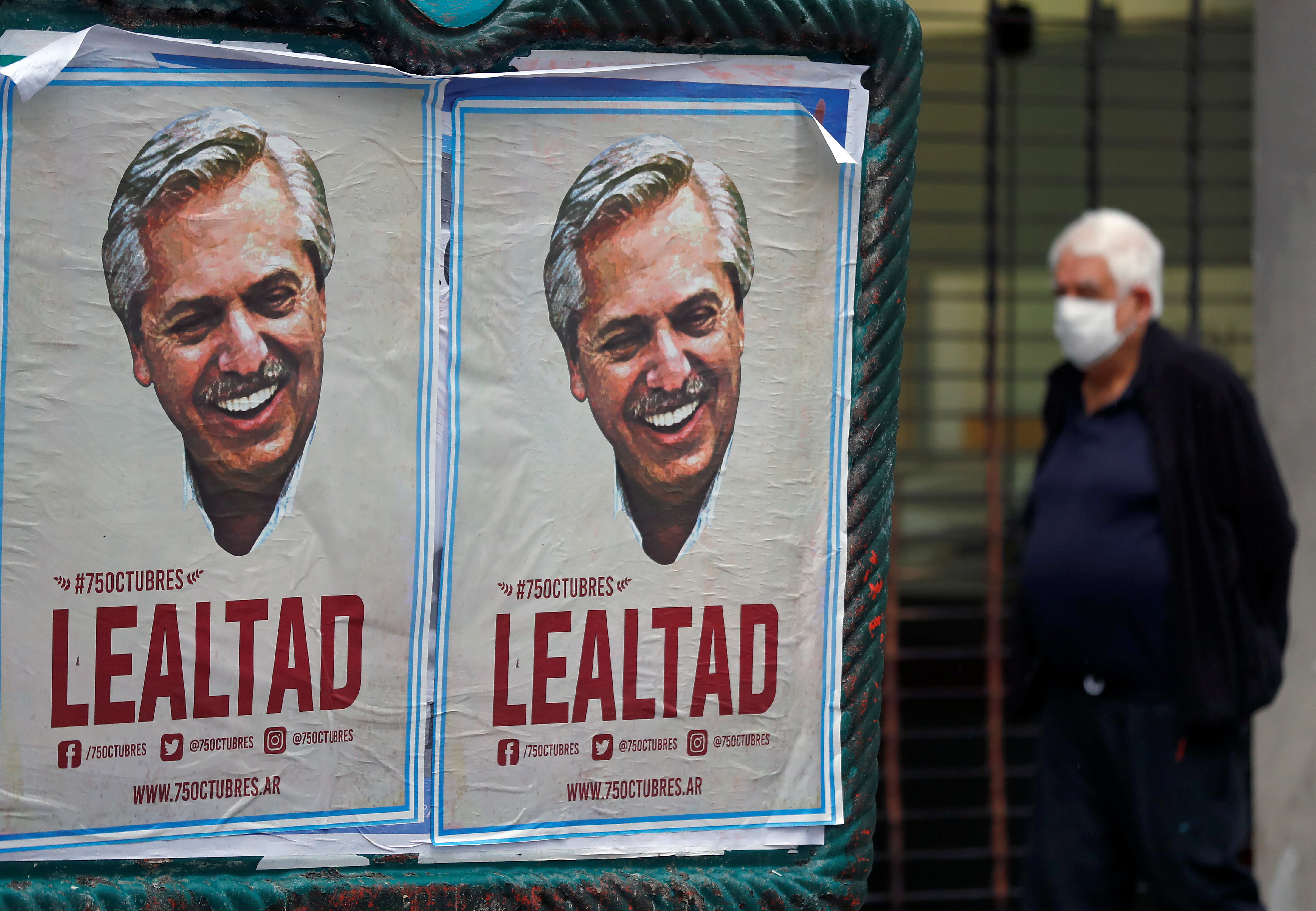 El centro porteño fue empapelado con afiches alusivos al 17 de octubre (Foto: Reuters)