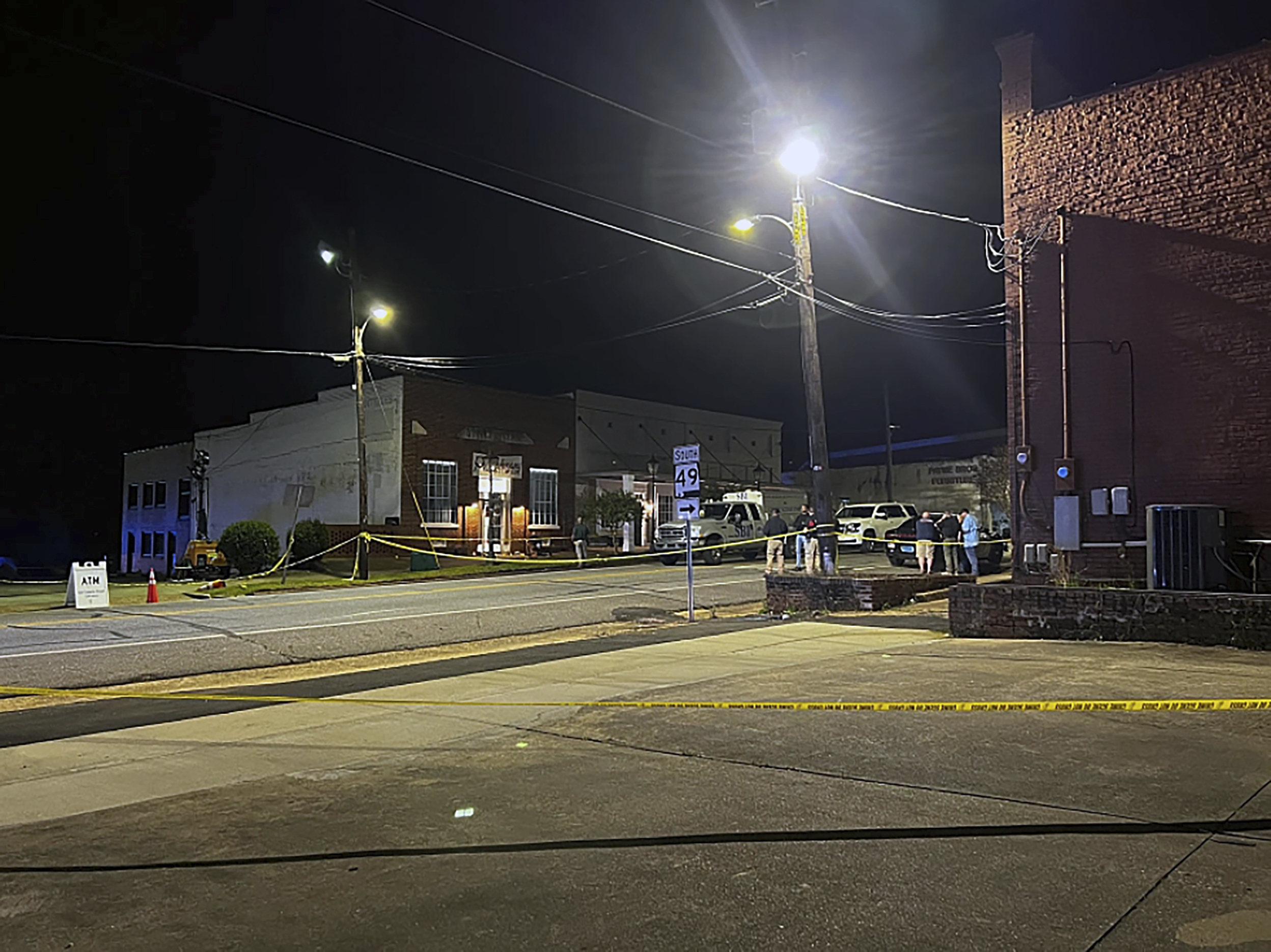 La escena del tiroteo en Dadeville, Alabama, el 15 de abril de 2023. (Elizabeth White/WRBL via AP)