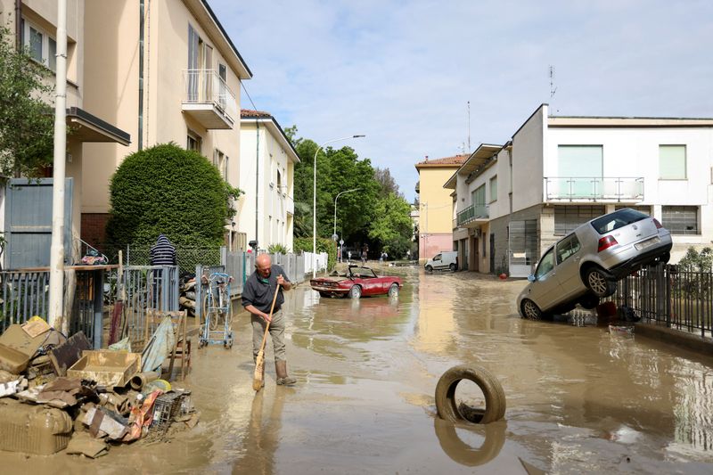 Un residente retira lodo y escombros después de que las fuertes lluvias azotaran la región italiana de Emilia Romaña, en Faenza, Italia (REUTERS/Claudia Greco)