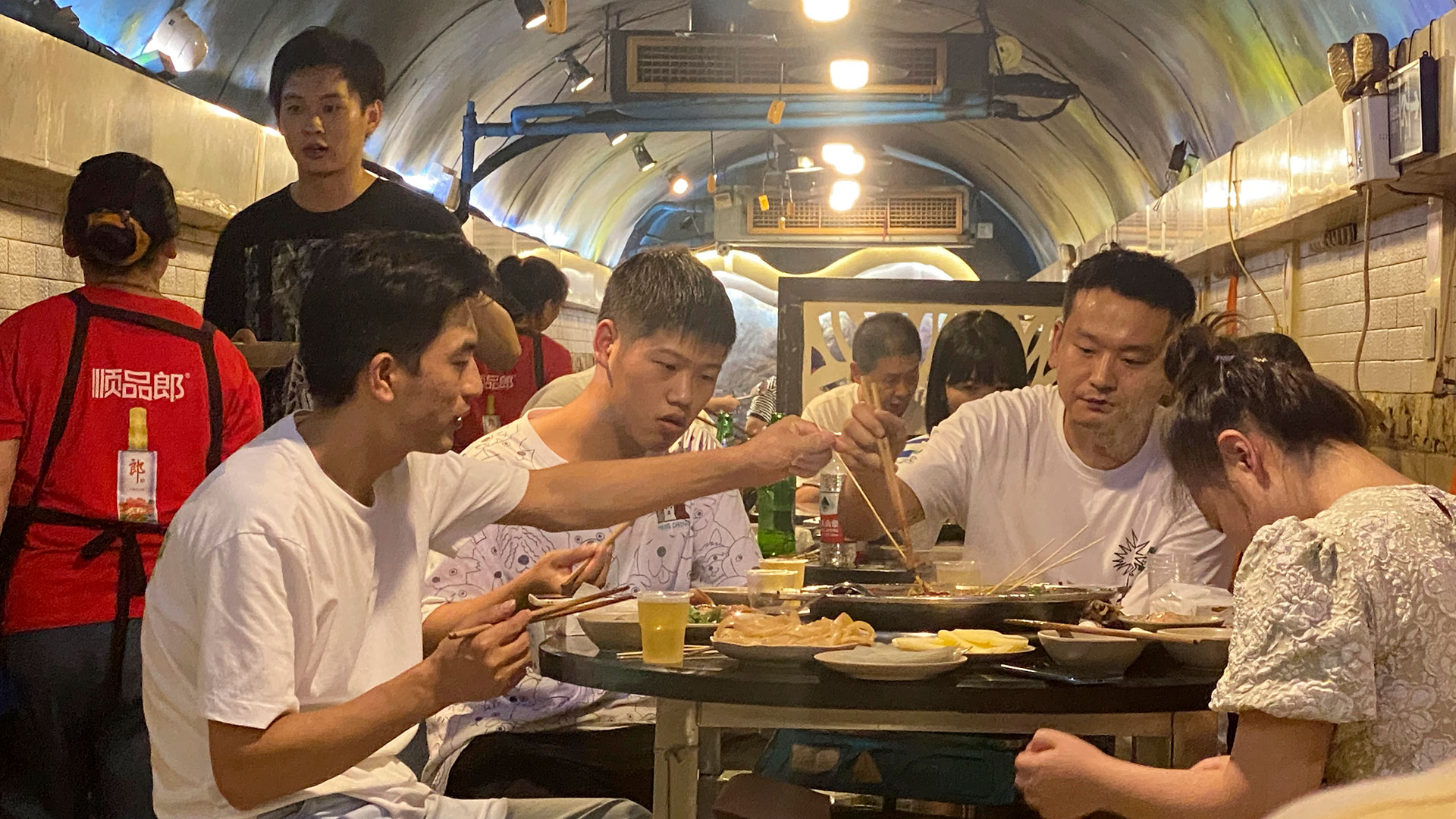 Escena dentro de un restaurante que funciona en un viejo refugio antibombas de Chongqing (AP Photo/Mark Schiefelbein)