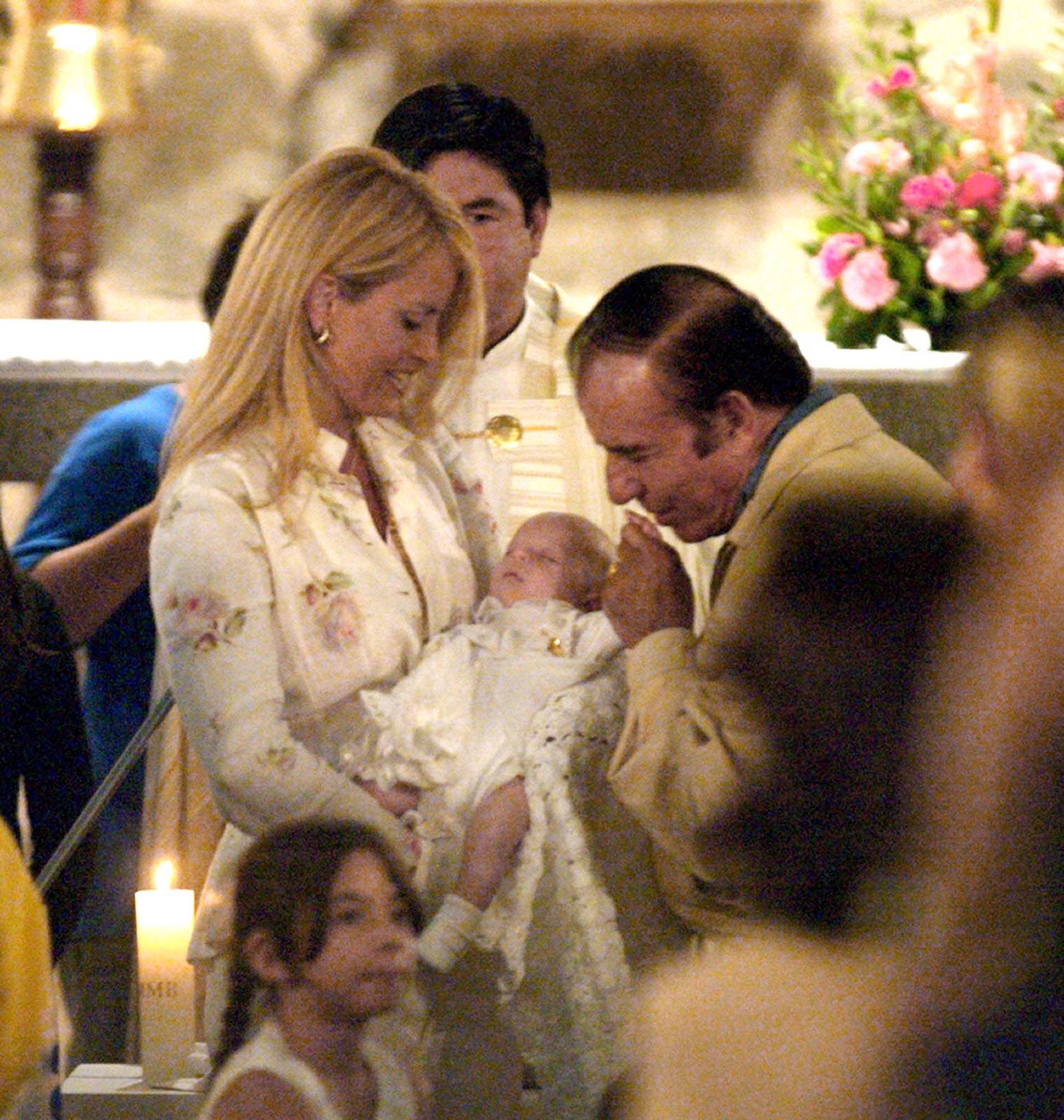 Cecilia Bolocco y Carlos Menem en el bautismo de su hijo Máximo (AFP PHOTO/Victor ROJAS)
