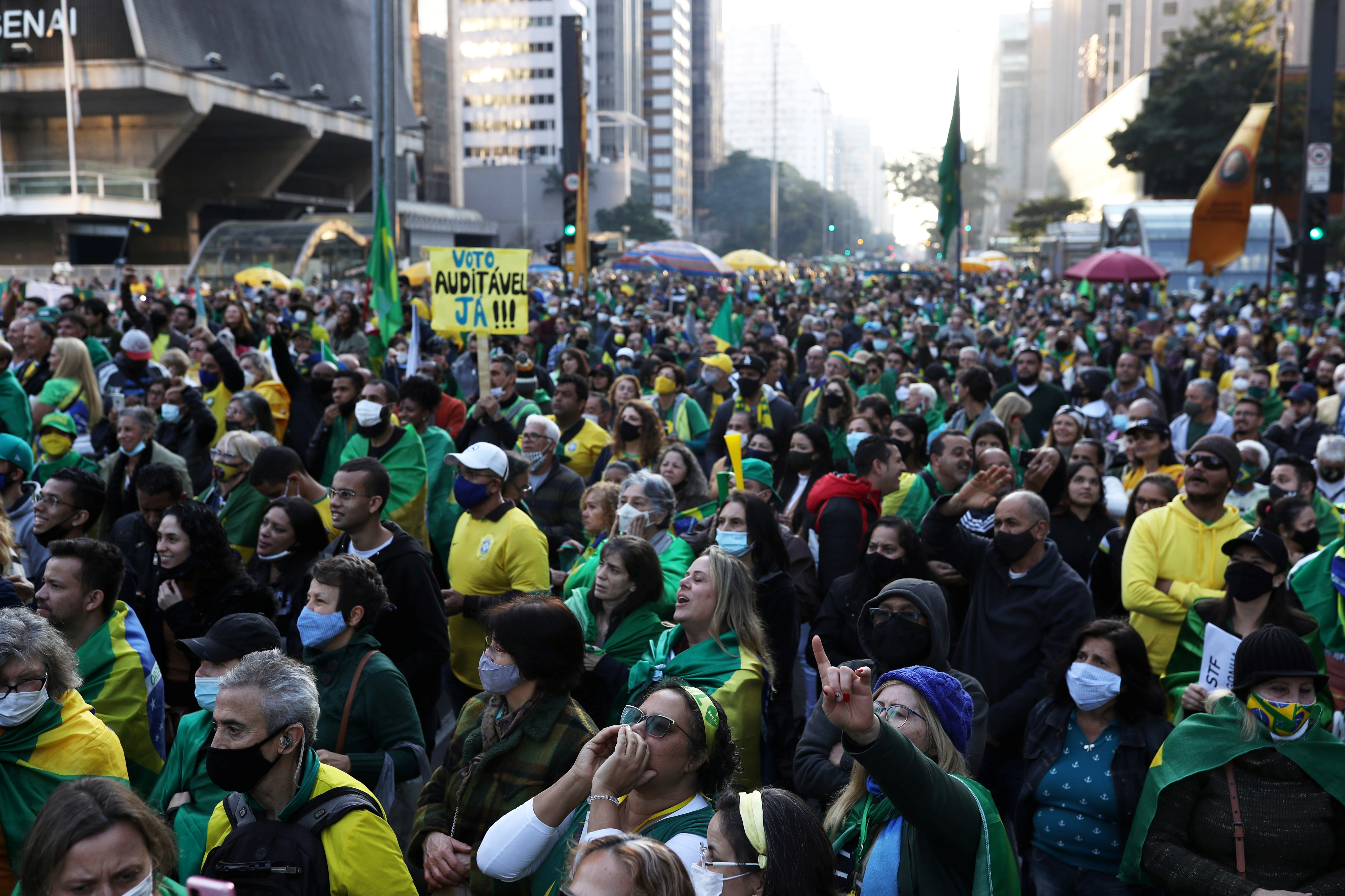 Seguidores del presidente Bolsonaro protestan contra el voto electrónico 