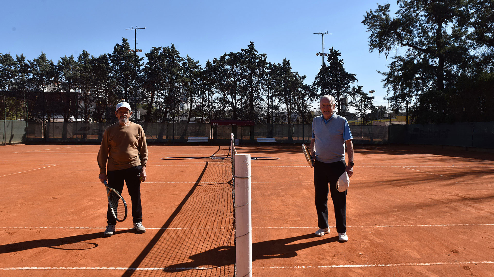 Dos personas que volvieron a jugar al tenis en el Club Atlético Comercio tras cinco meses