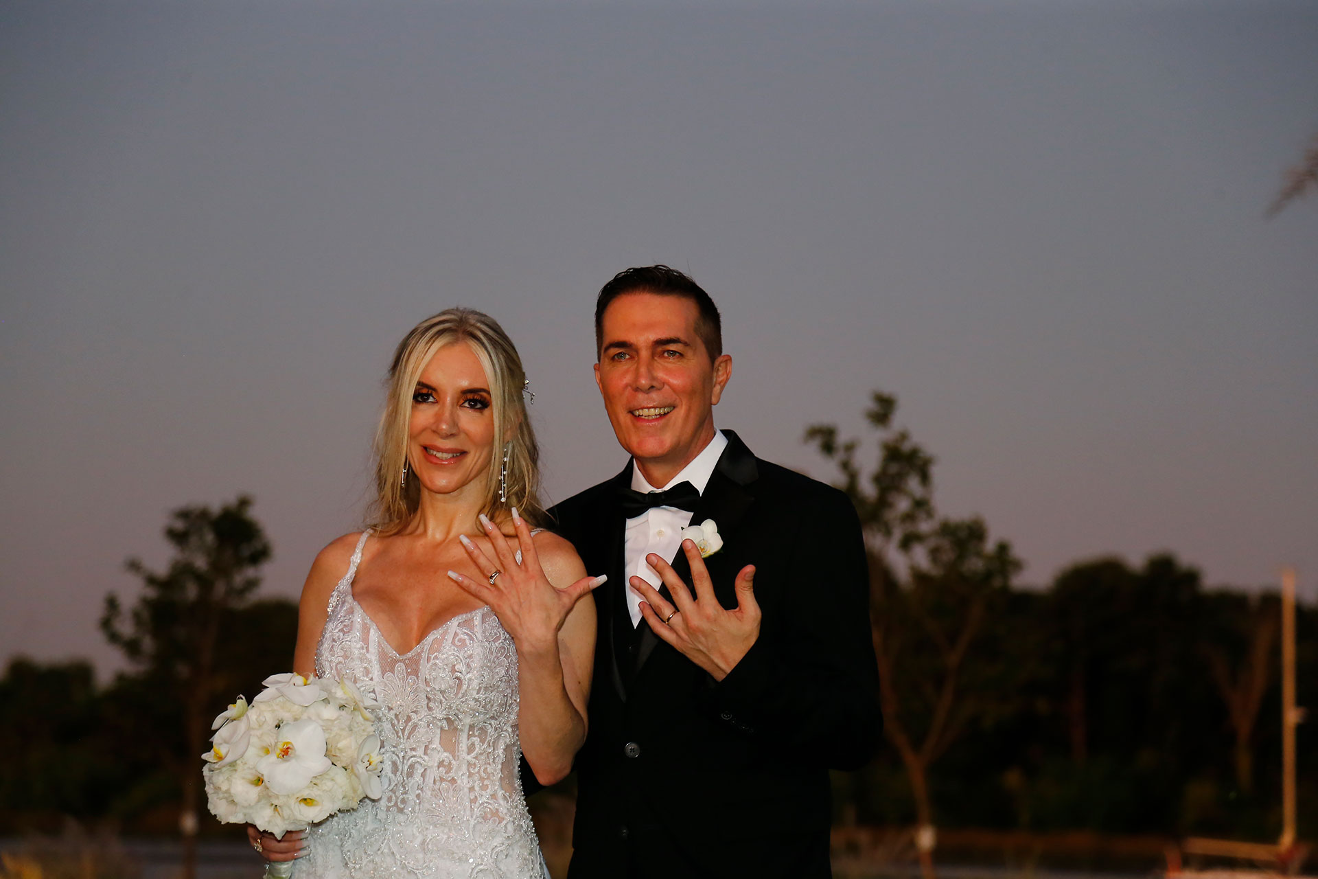 Rodolfo Barili y Lara Piro mostraron felices sus anillos durante la boda 