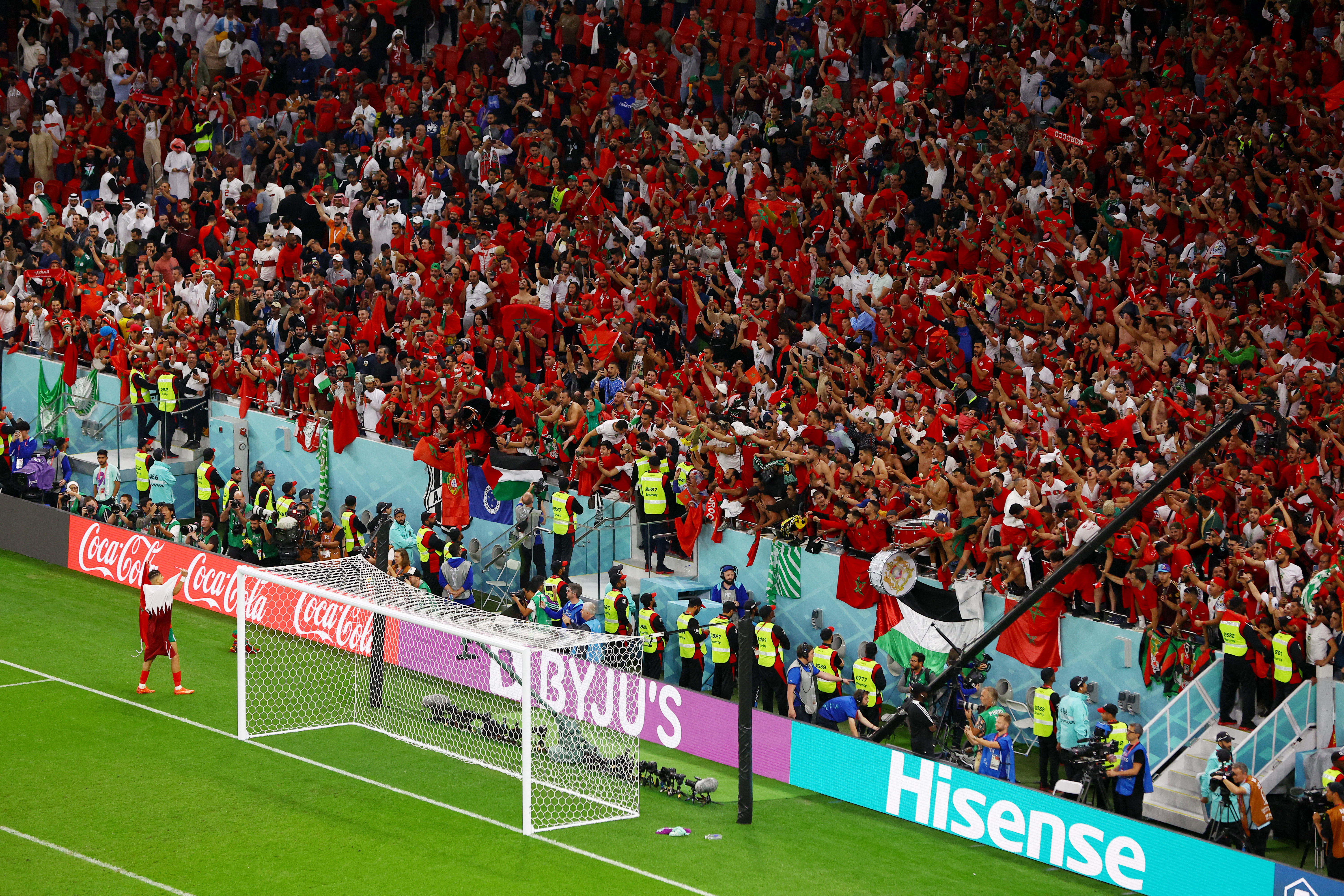 La afición de Marruecos se mostró muy activa durante los partidos de su selección (Reuters)