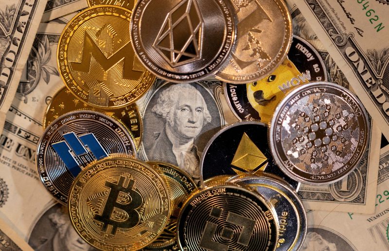 Representaciones de criptomonedas virtuales colocadas en billetes de dólar estadounidense (Foto: REUTERS/Dado Ruvic)