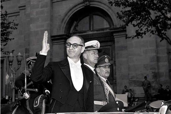 Arturo Frondizi el día de su asunción presidencial.