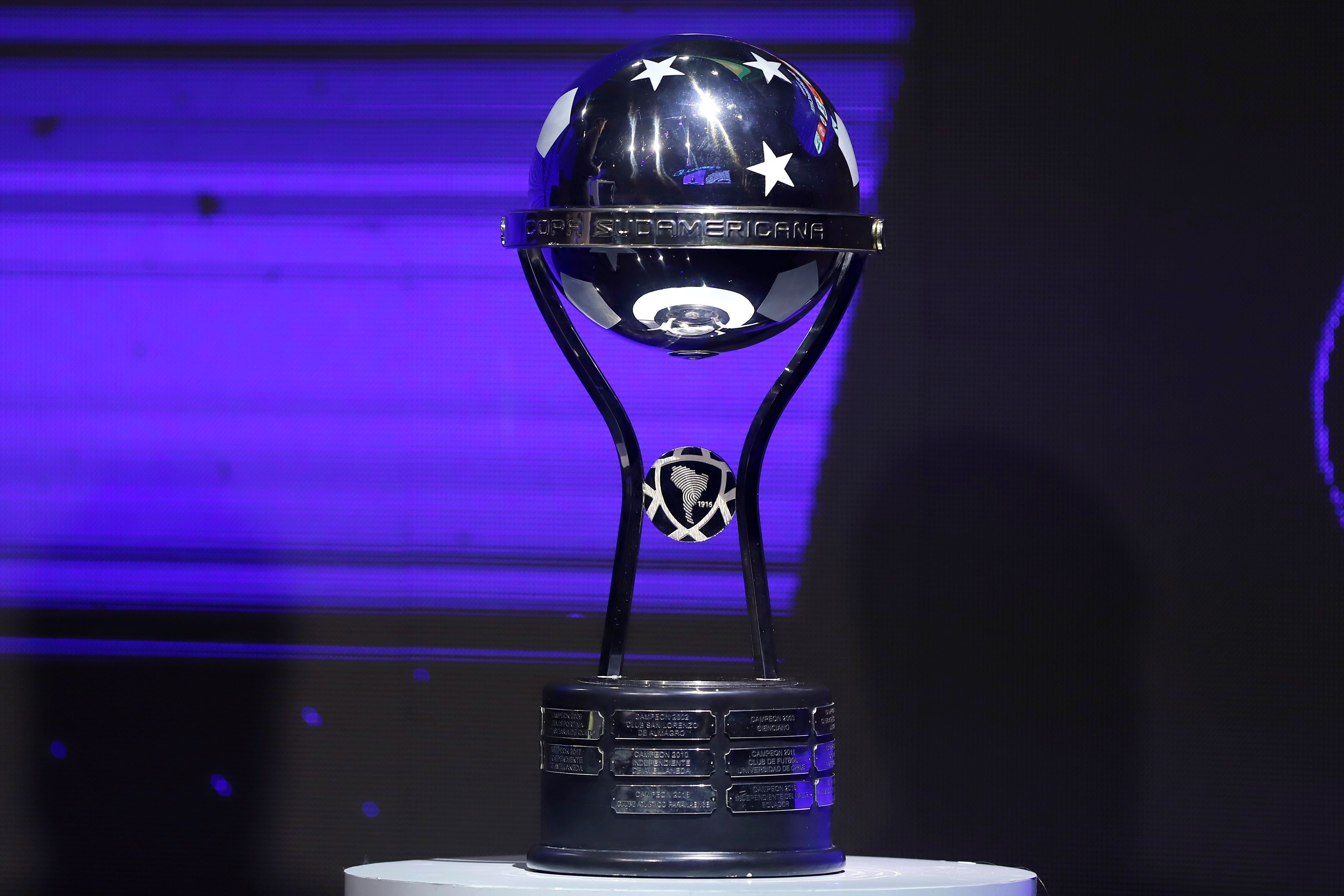 El trofeo de la Copa Sudamericana (EFE/Nathalia Aguilar)
