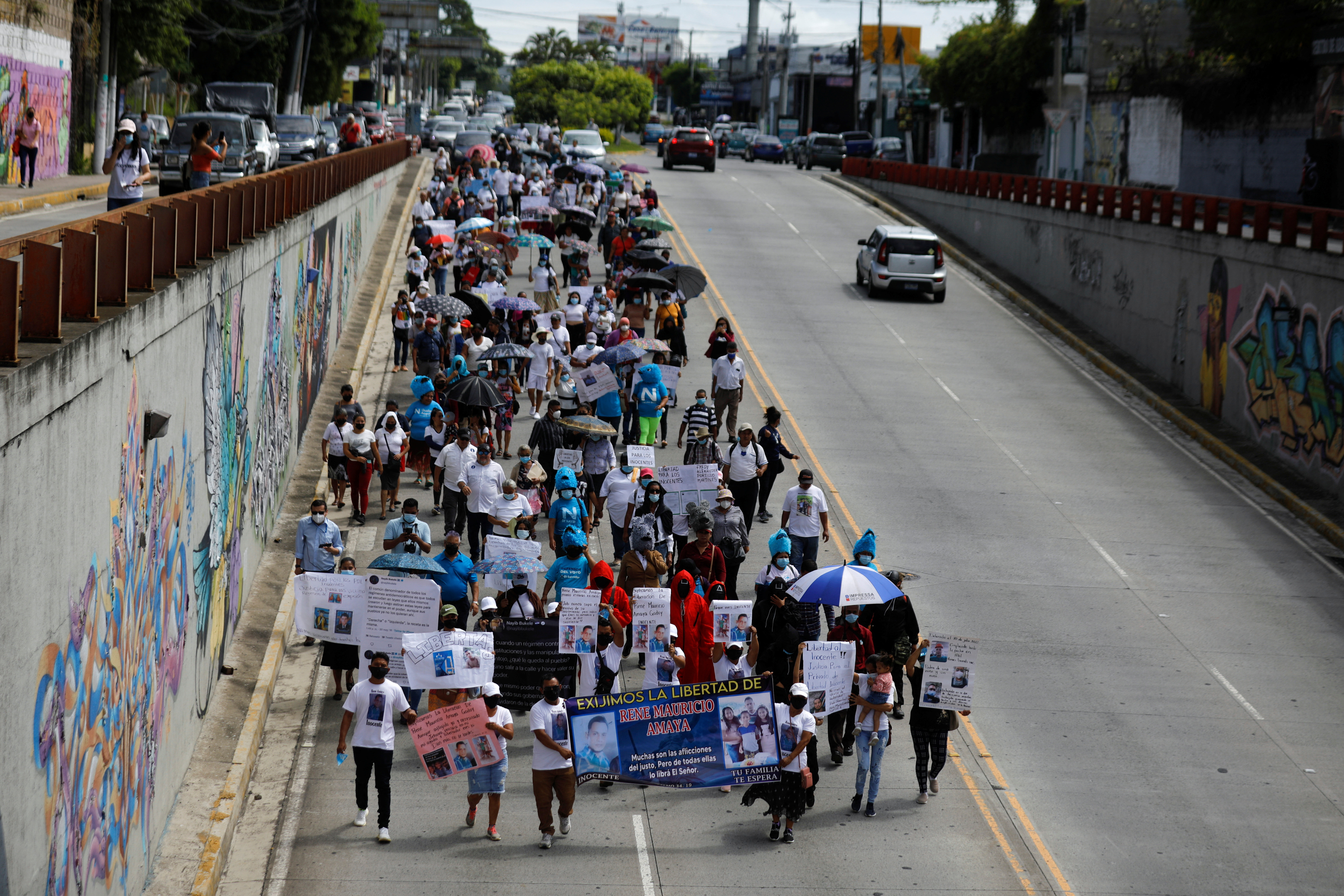 Un grupo de salvadoreños pidió este martes la libertad de sus familiares detenidos durante el régimen de excepción, implementado para combatir a las pandillas, y defendieron su inocencia (REUTERS/Jose Cabezas)