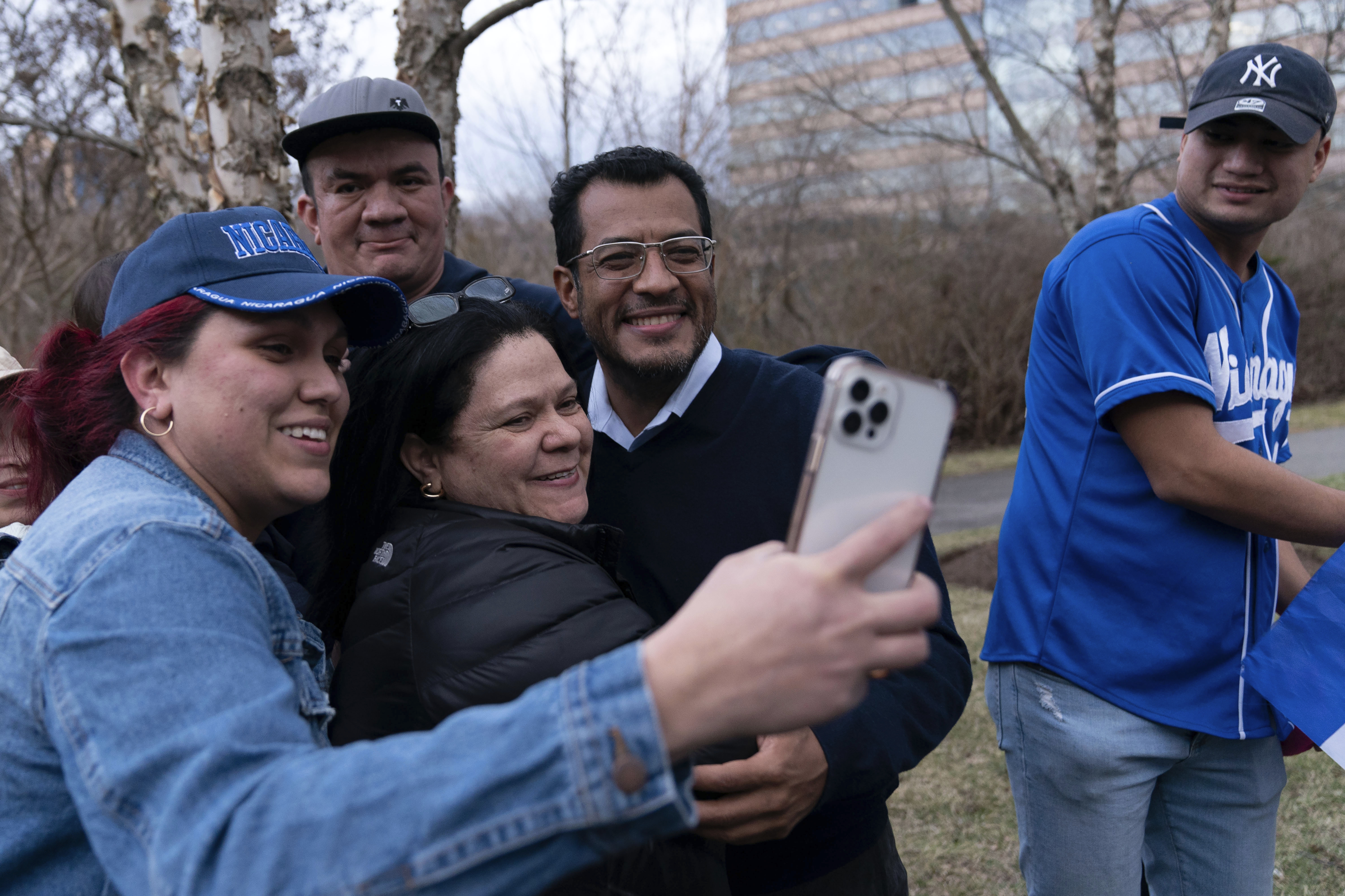 El líder de la oposición nicaragüense Félix Maradiaga se toma un selfie con simpatizantes en Chantilly, Virginia, Estados Unidos (AP Foto/José Luis Magana)
