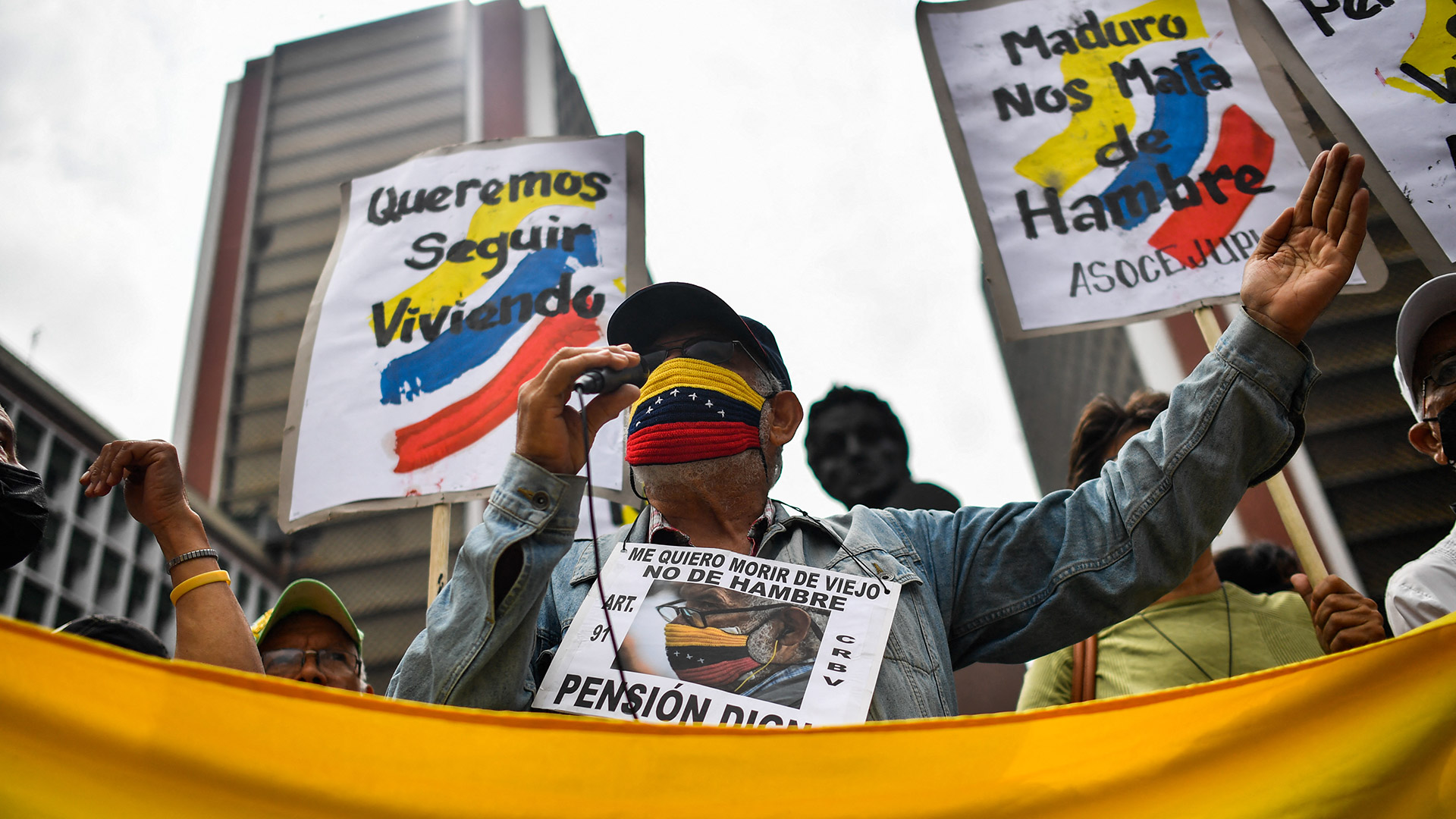 Un jubilado grita consignas durante una protesta para exigir mejores salarios y pensiones, frente al Ministerio del Trabajo en Caracas, el 26 de abril de 2022 (Photo by Federico PARRA / AFP)