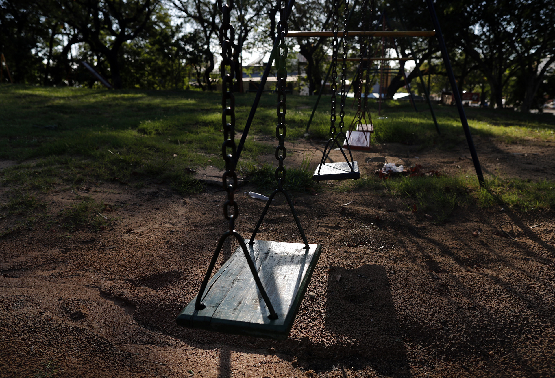 Columpios vacíos en un parque vacío por la cuarentena ordenada por el gobierno para ayudar a contener el coronavirus, en Asunción, Paraguay, el 7 de abril de 2020. (AP Foto/Jorge Sáenz)