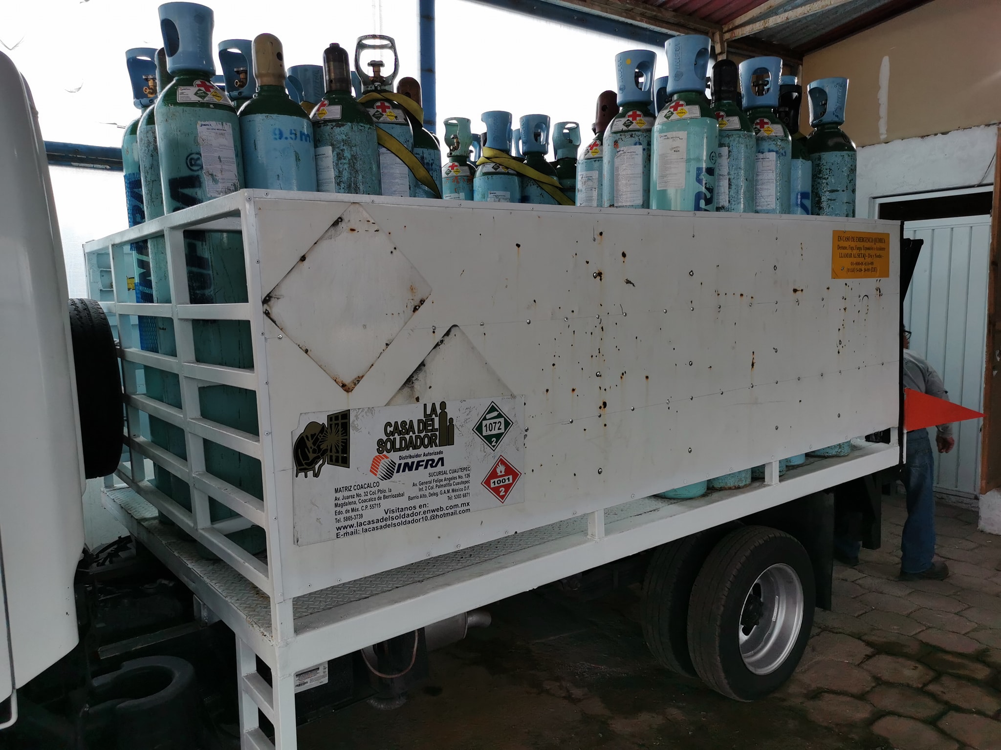 Un camión con tanques de oxígeno medicinal fue robado y recuperado este martes en el Estado de México (Foto: Facebook@Alberto Mondragon Torres)