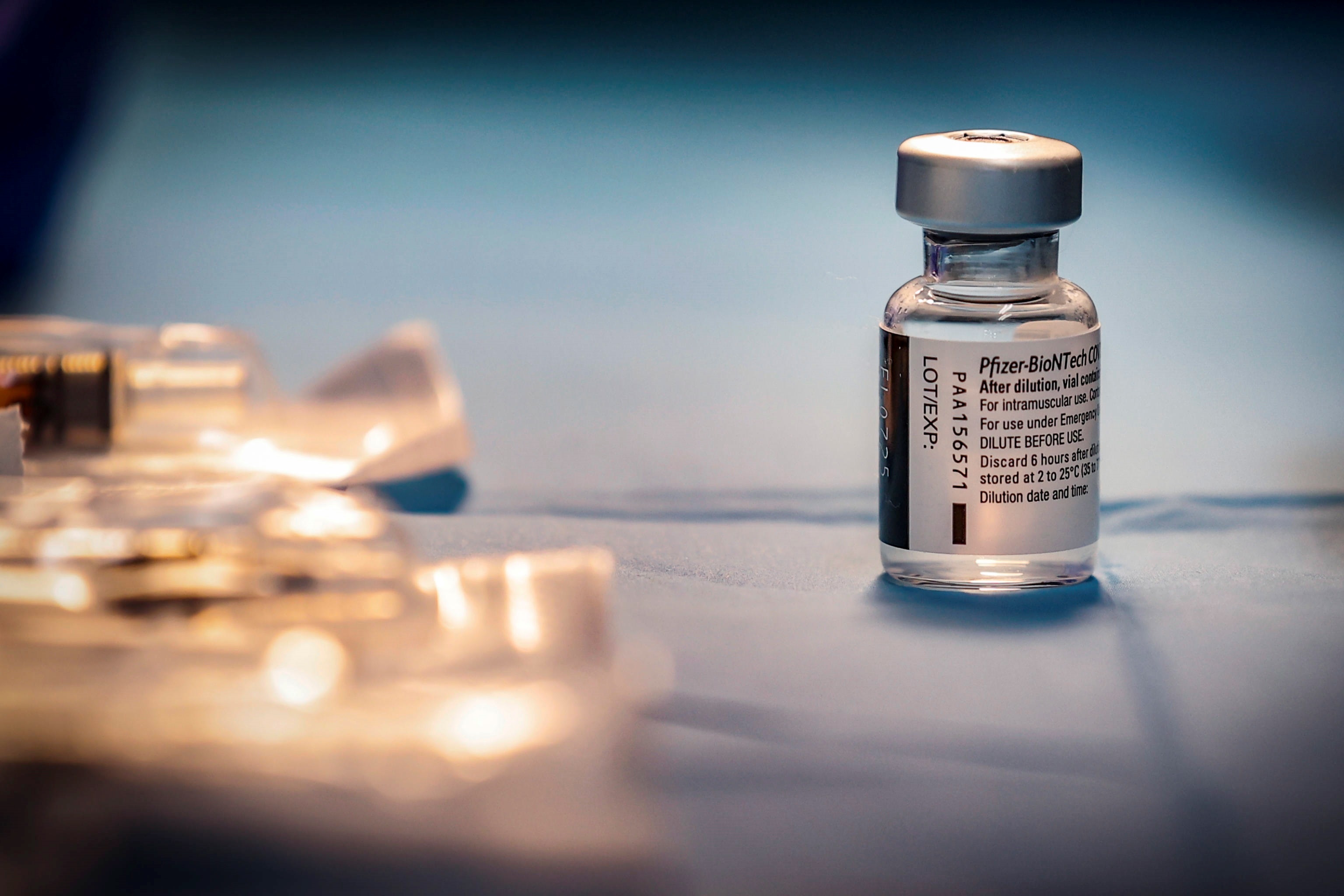 Qué hay detrás de la controversia por la tercera dosis de refuerzo de la vacuna de ARN mensajero de Pfizer (Foto: EFE)
