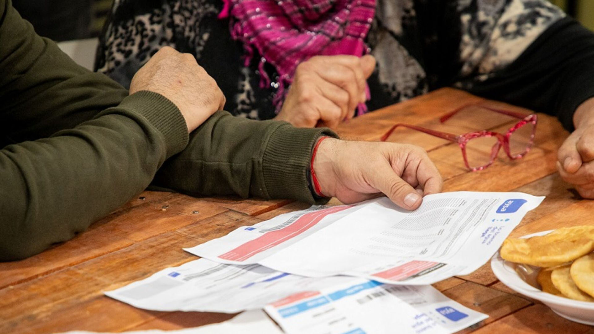 En la era Milei, la luz y el gas subieron más del doble que la inflación y más de 100 puntos por sobre el salario privado formal medio