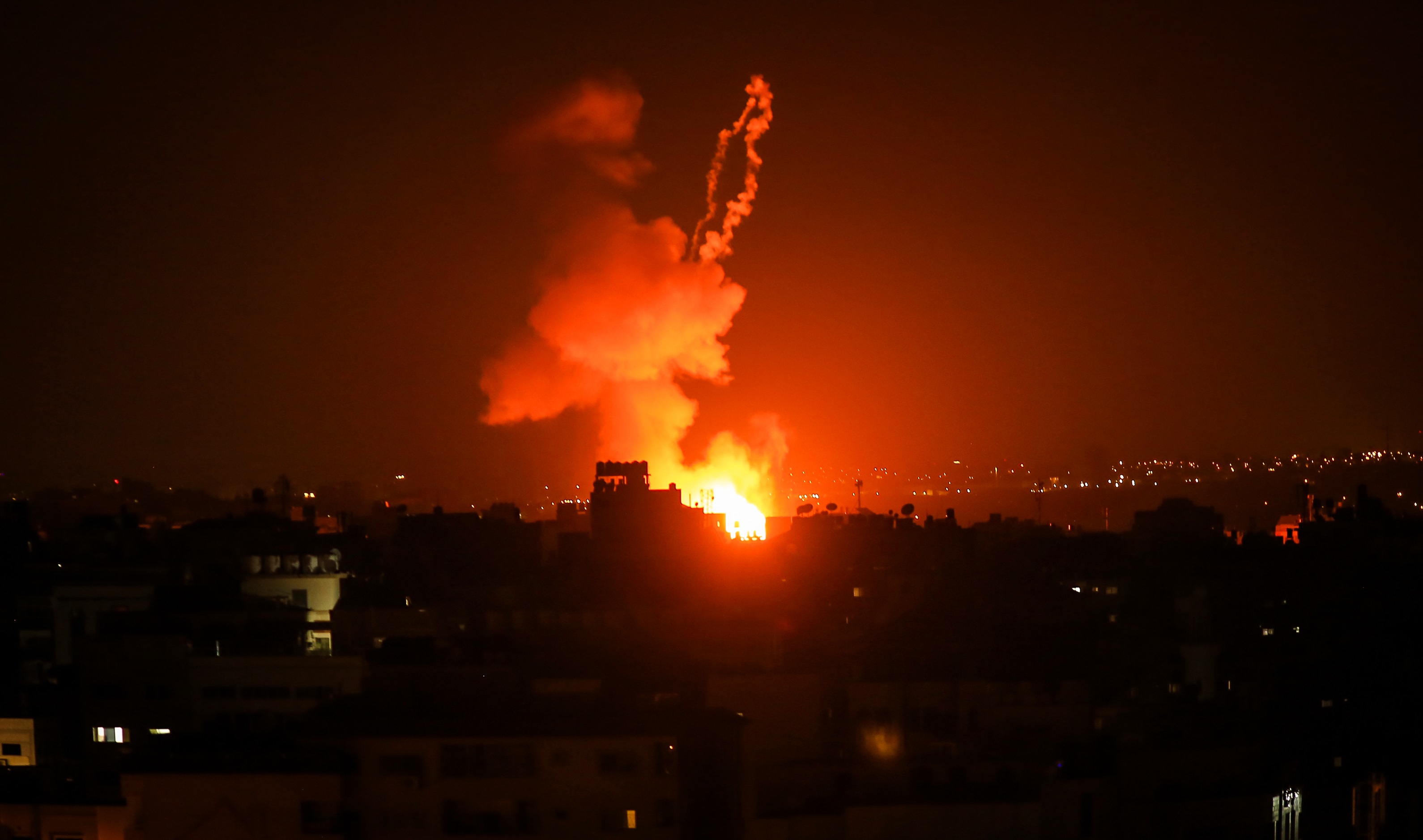 Uno de los recientes bombardeos de Israel a las instalaciones de Hamás en la Franja de Gaza como respuesta al lanzamiento de globos incendiarios por parte de ciudadanos palestinos (Foto: Europa Press)

