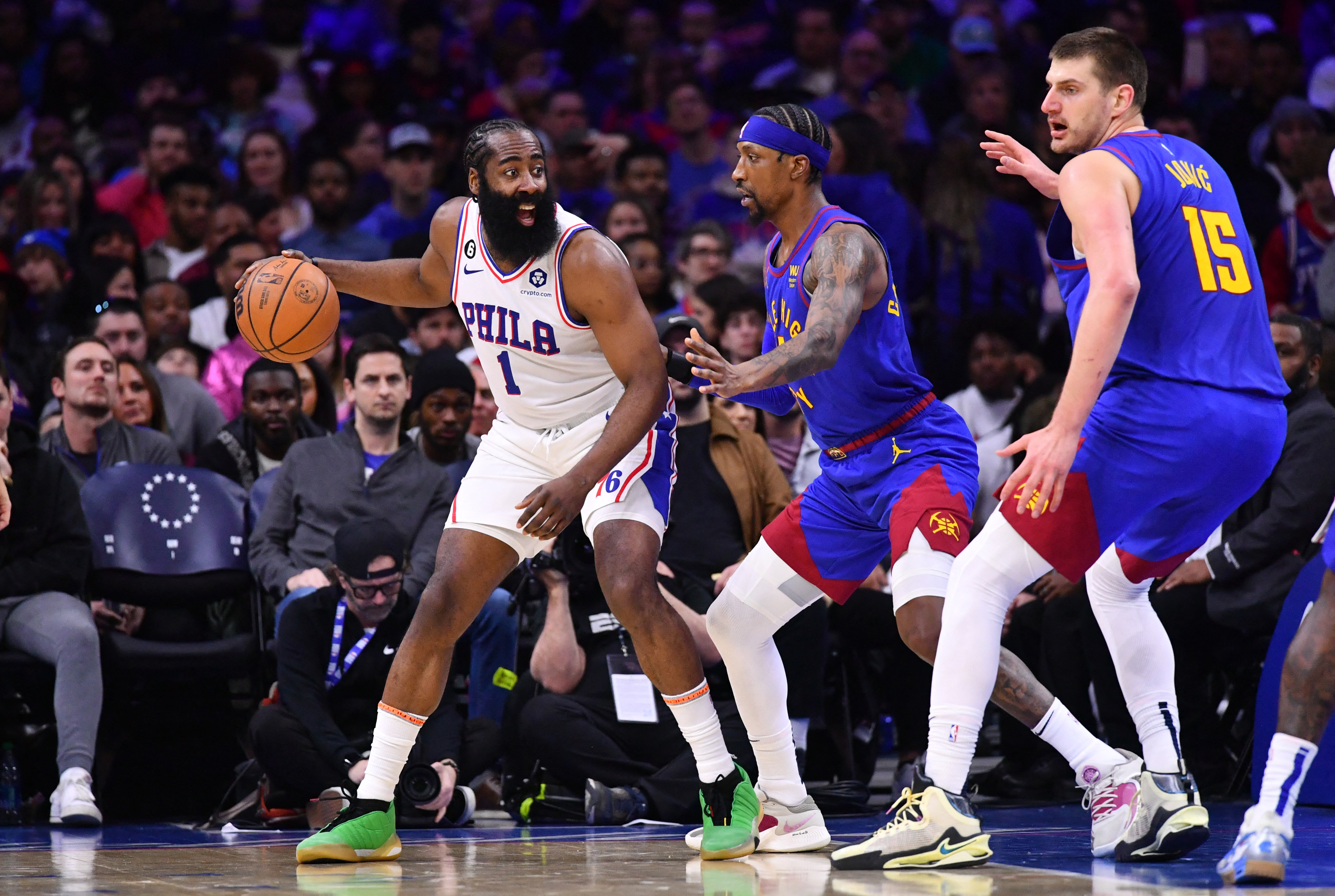 James Harden controla el balón en el partido entre Philadelphia 76ers y Denver Nuggets en la NBA (Kyle Ross-USA TODAY Sports)