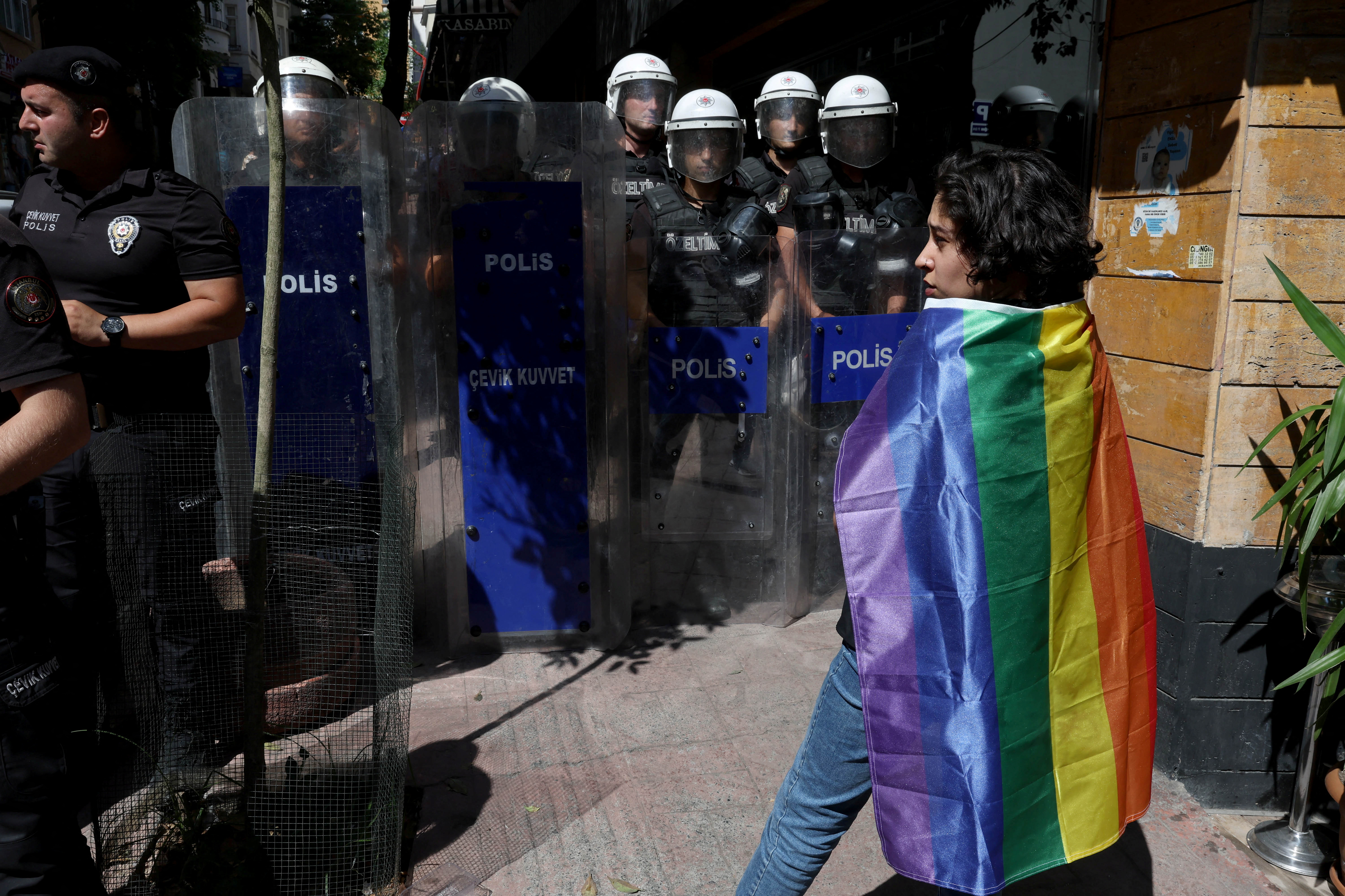 Reprimieron y detuvieron a manifestantes en la marcha del Orgullo en Estambul