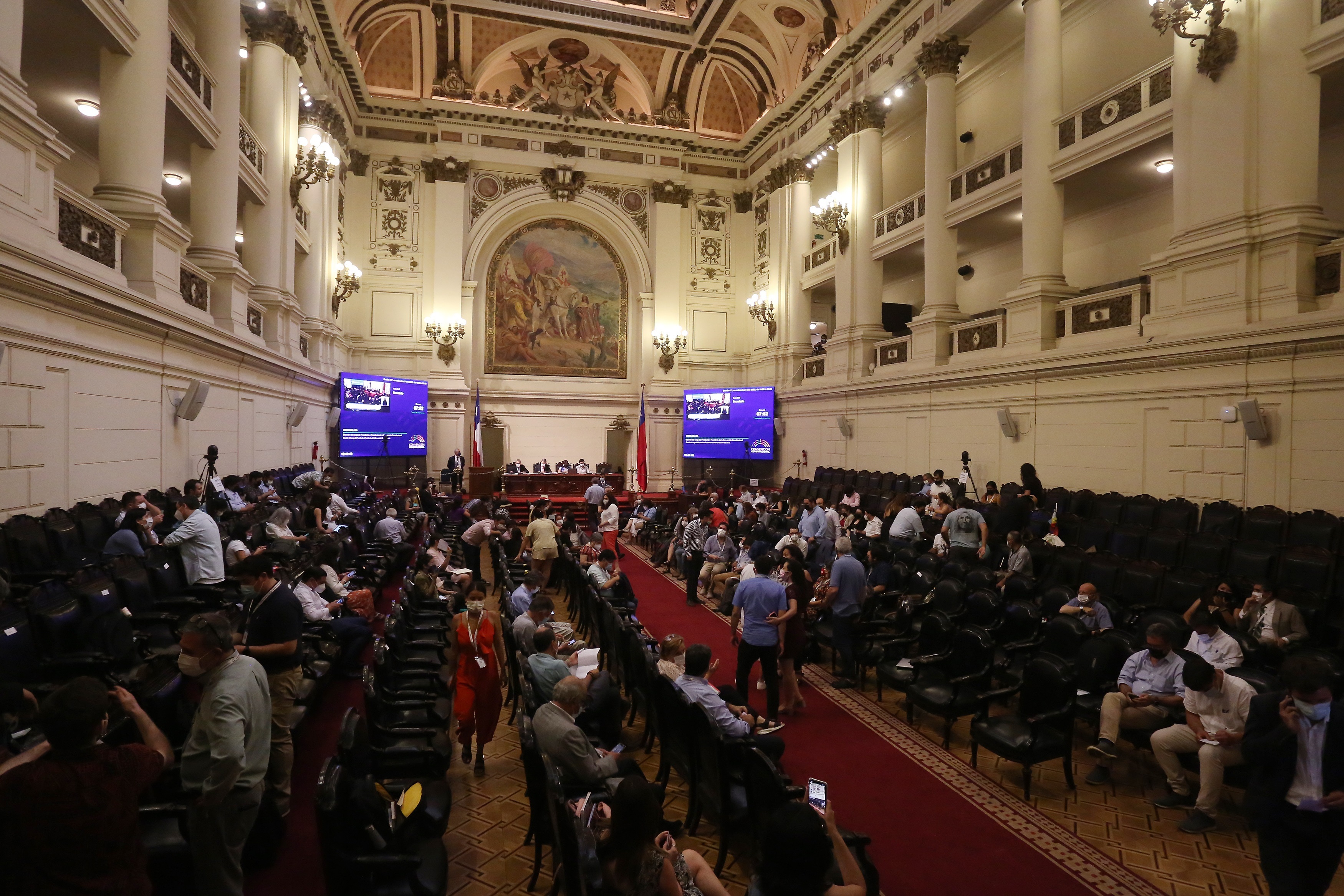 Vista general hoy de la segunda jornada de votación para elegir la nueva directiva de la Convención Constitucional de Chile, en Santiago (Chile). EFE/Elvis González
