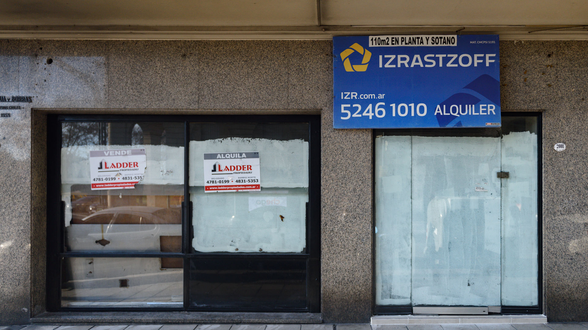 Callao 2081. Un local vacío y dos inmobiliarias que le buscan nuevos inquilinos