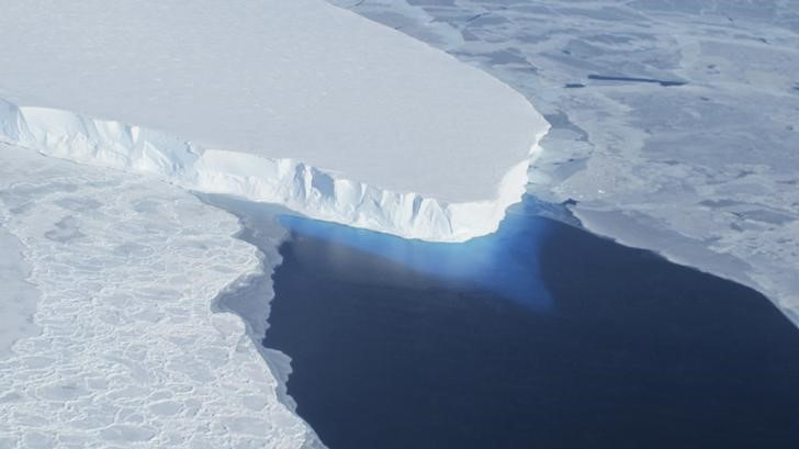 El hielo marino antártico está disminuyendo a niveles preocupantes, al menos, desde el año 2016 (REUTERS/NASA/Handout vía Reuters)