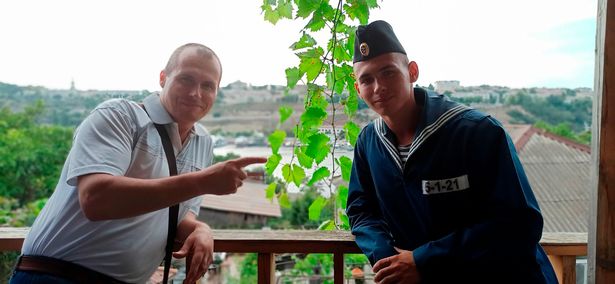 Yegor Shkrebets, 20, con su padre (redes sociales)