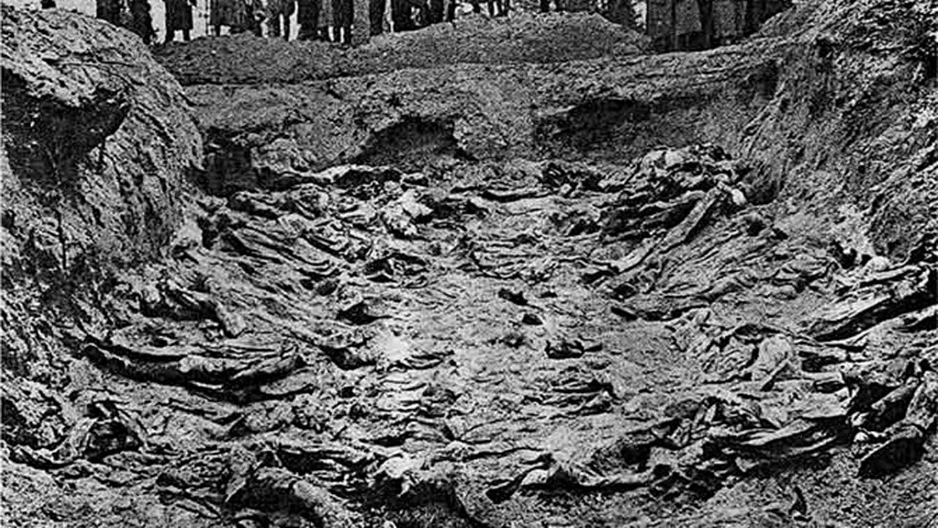 Una de las fosas comunes que cavaron los soviéticos para ocultar los cuerpos de los polacos asesinados durante la Segunda Guerra Mundial (Wikipedia)