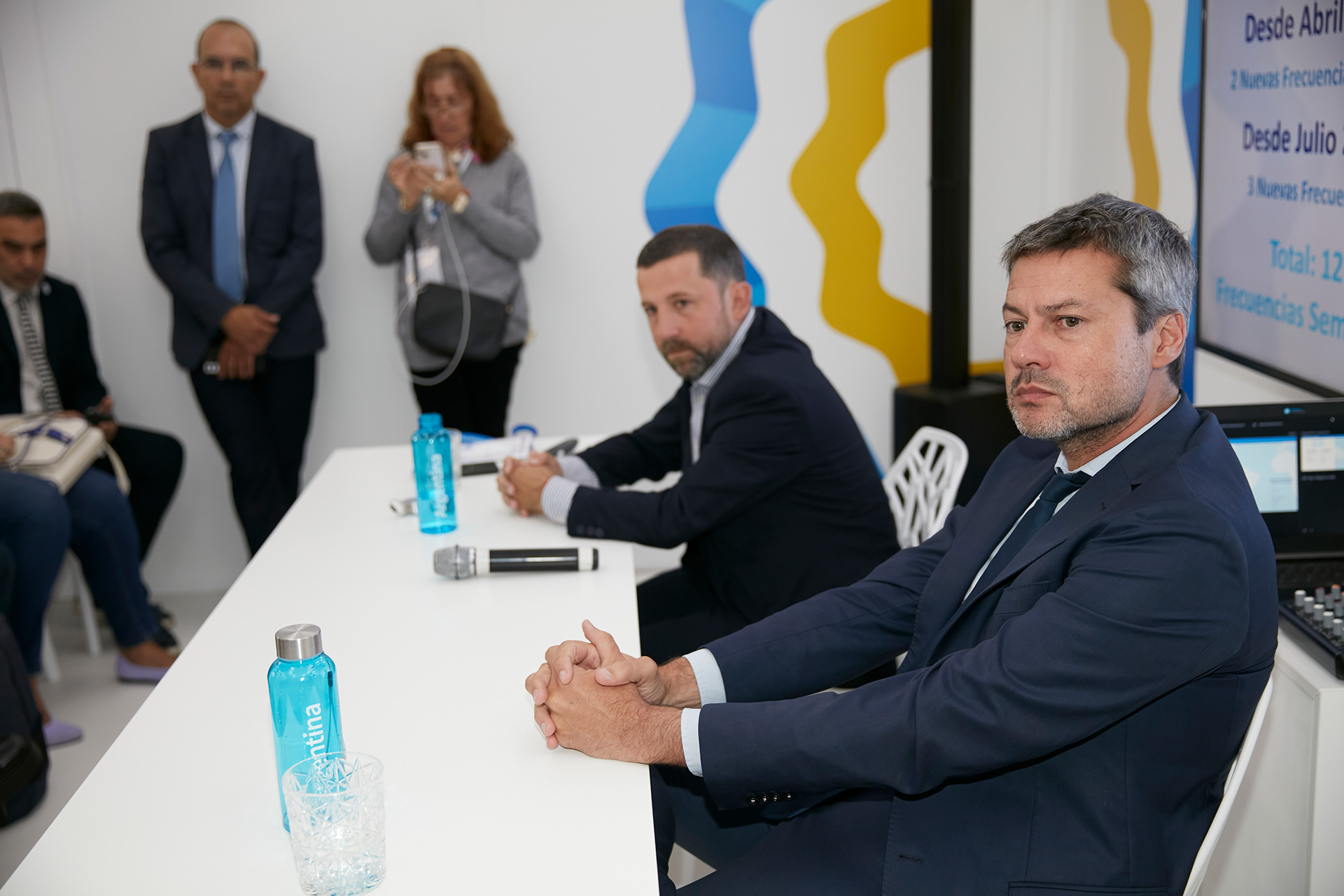 Lammens junto a Carlos Figueroa, director de Comunicación y Asuntos Institucionales de Aerolíneas Argentinas, durante un anuncio realizado en Madrid