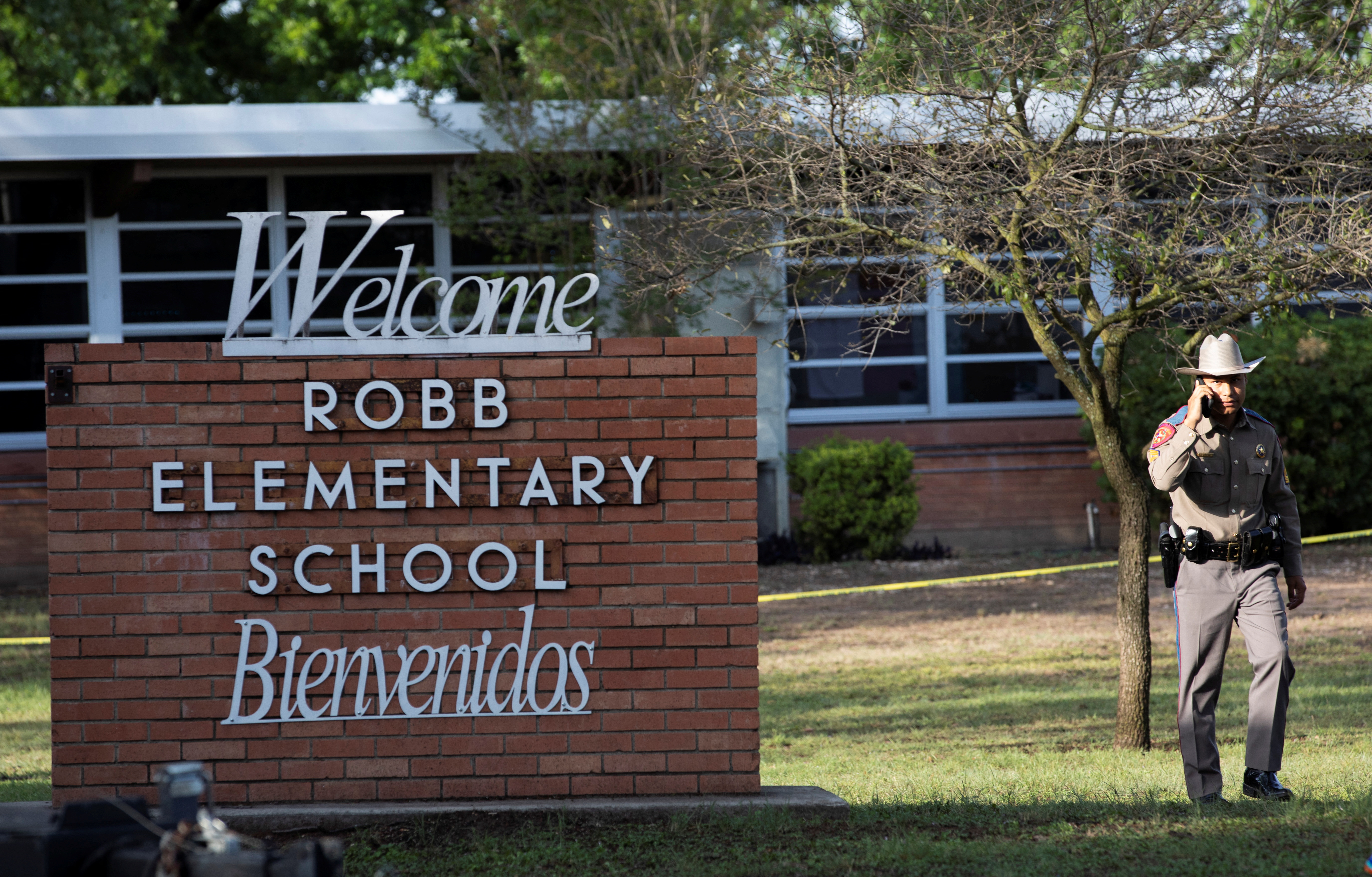 Un agente de las fuerzas del orden trabaja en la escena del tiroteo masivo en la escuela primaria Robb, en Uvalde, Texas, Estados Unidos, el 25 de mayo de 2022 (REUTERS/Nuri Vallbona)
