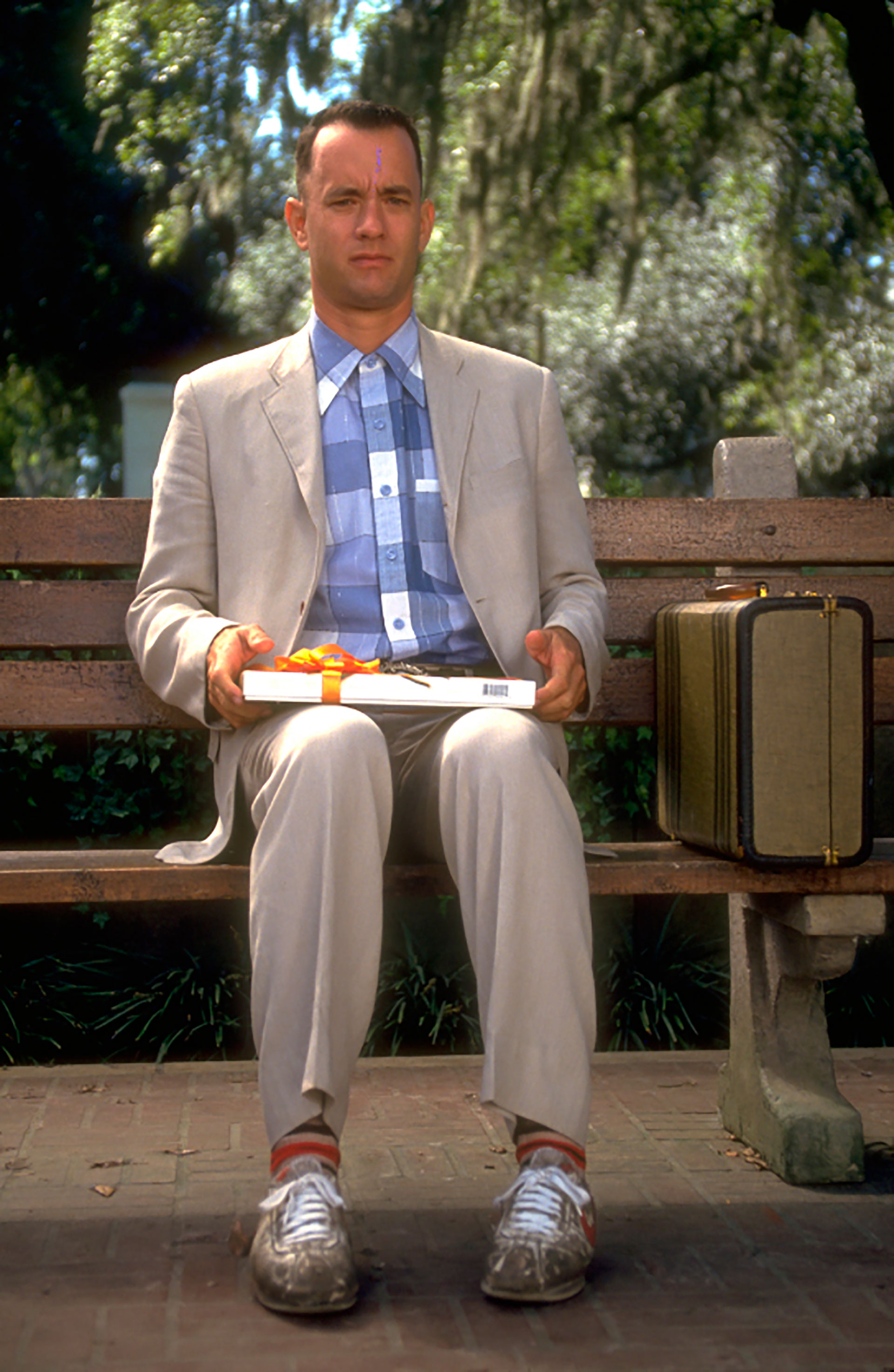 Tom Hanks como protagonista de la cinta "Forrest Gump". Una de las escenas más emblemáticas del filme, sentado en la silla de un parque, esperando a su novia, hablando con un extraño.