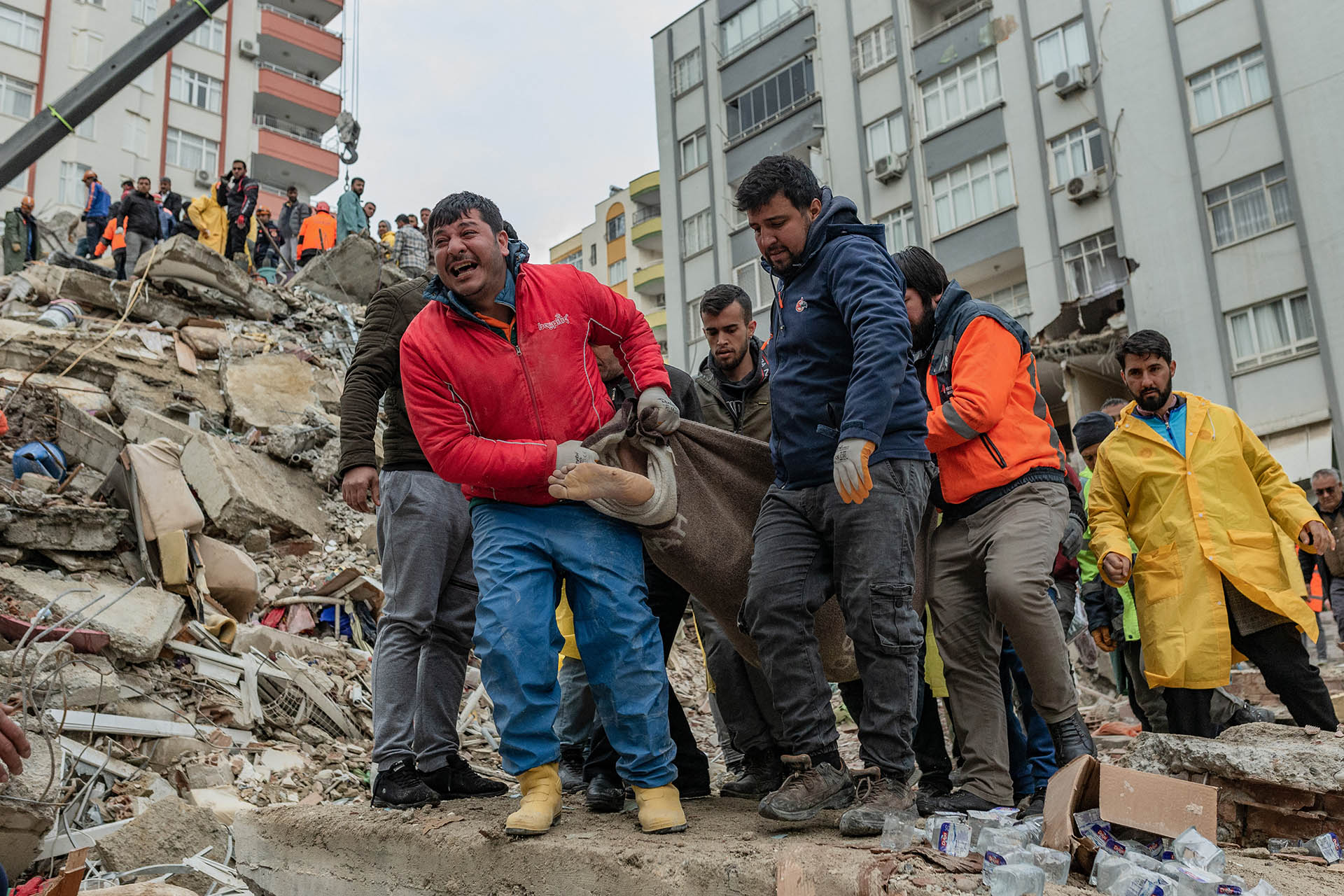 Los rescatistas llevan un cuerpo encontrado entre los escombros en Adana.
