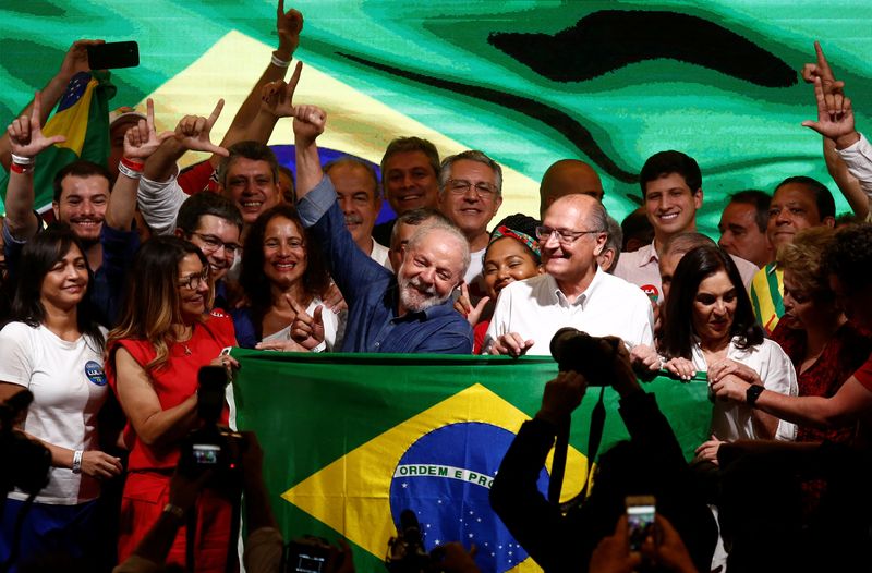 Luiz Inácio Lula da Silva festeja su victoria ajustada frente al presidente Bolsonaro.