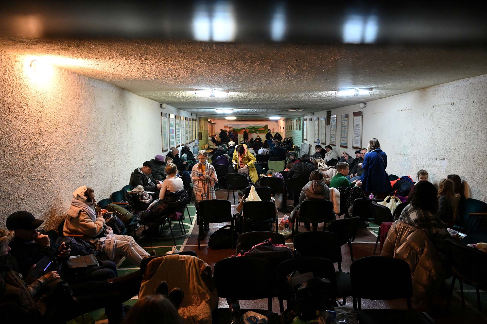La gente se reúne en un refugio antiaéreo en Kiev