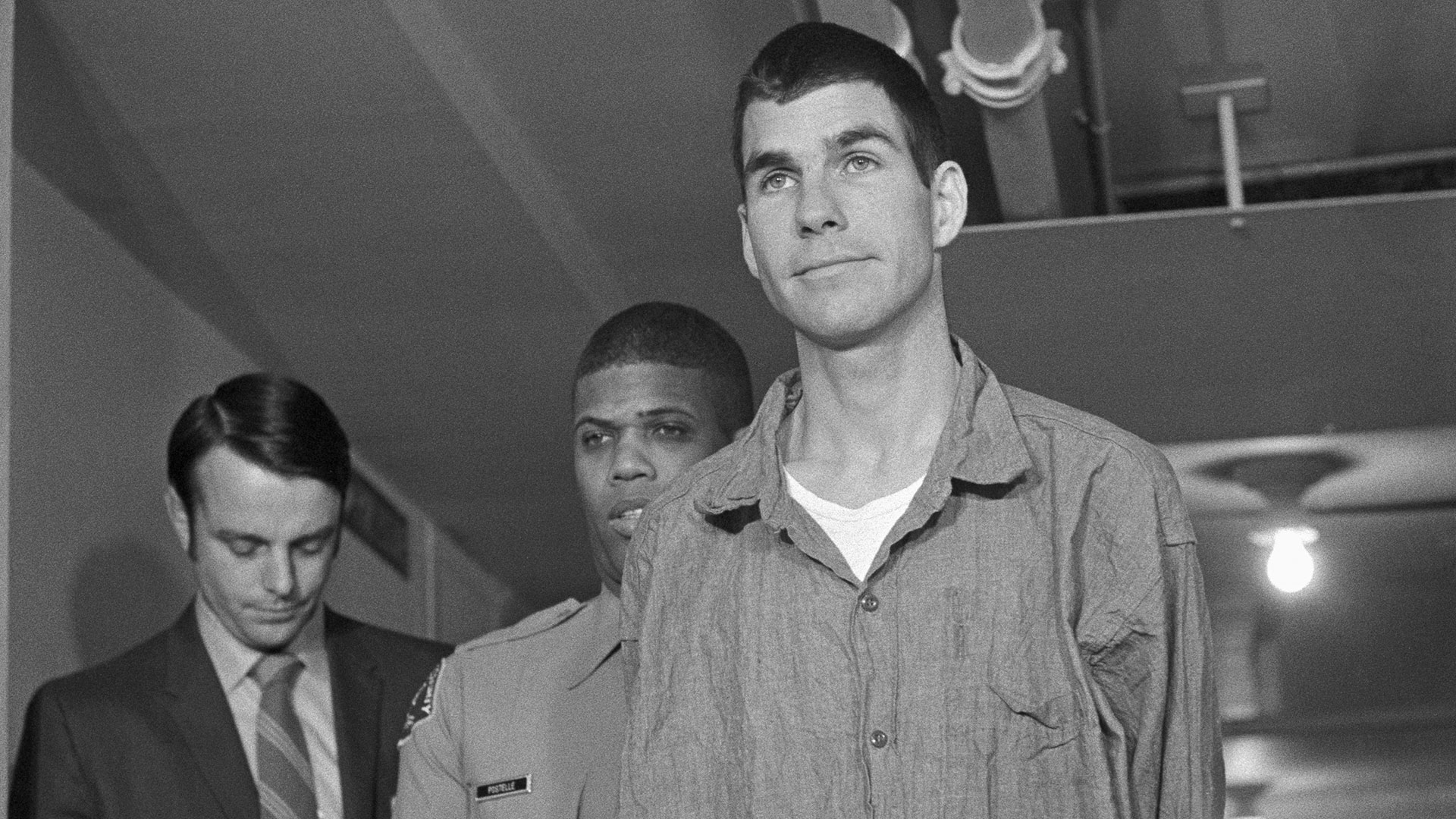 Charles "Tex" Watson llega para la lectura de cargos por cargos de conspiración y asesinato en los crímenes de Tate-LaBianca. Fue declarado culpable el 25 de enero de 1971 (Bettmann Archive)
