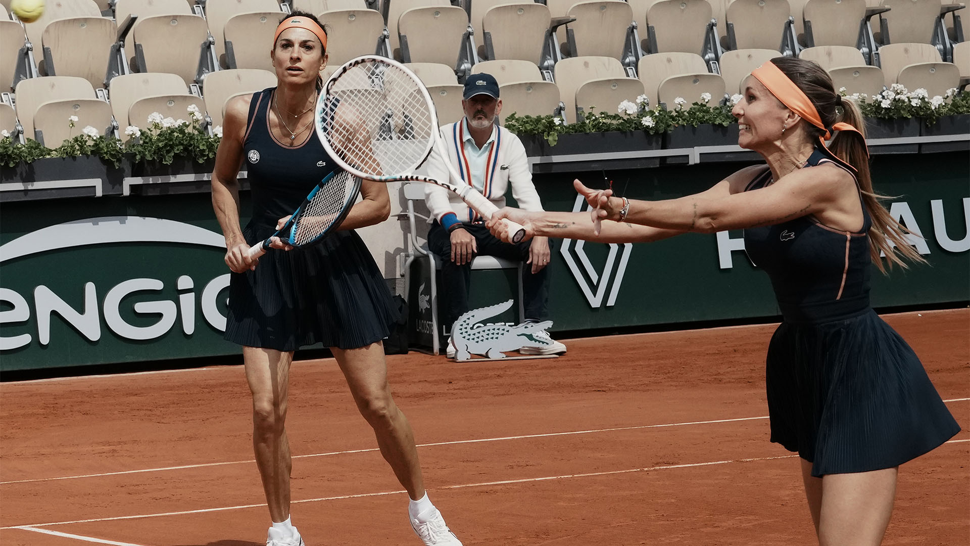 Gabriela Sabatini y Gisela Dulko van por el título del torneo de leyendas en Roland Garros 2022 (AP Photo/Thibault Camus)