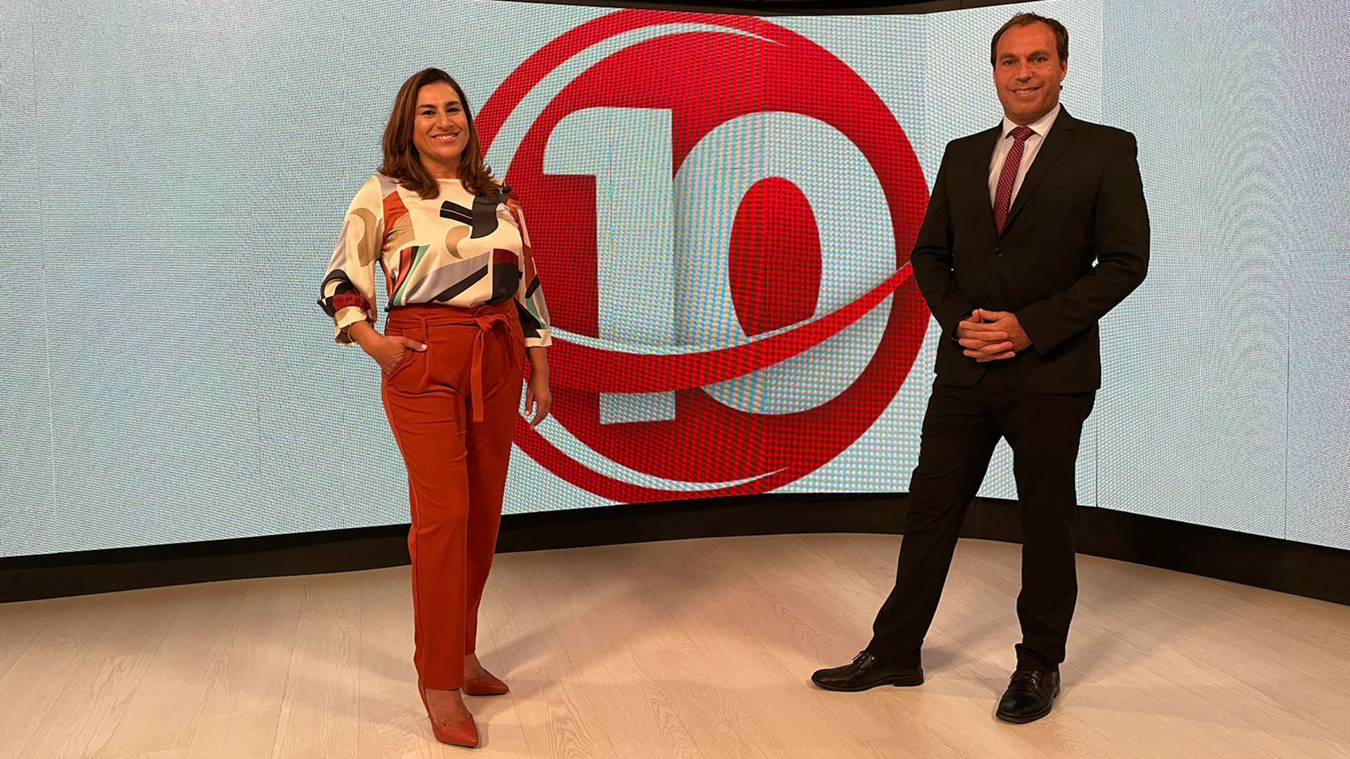 Mariana Gérez y Germán Lagrasta, conductores del noticiero de las 20 de Canal 10 Mar del Plata